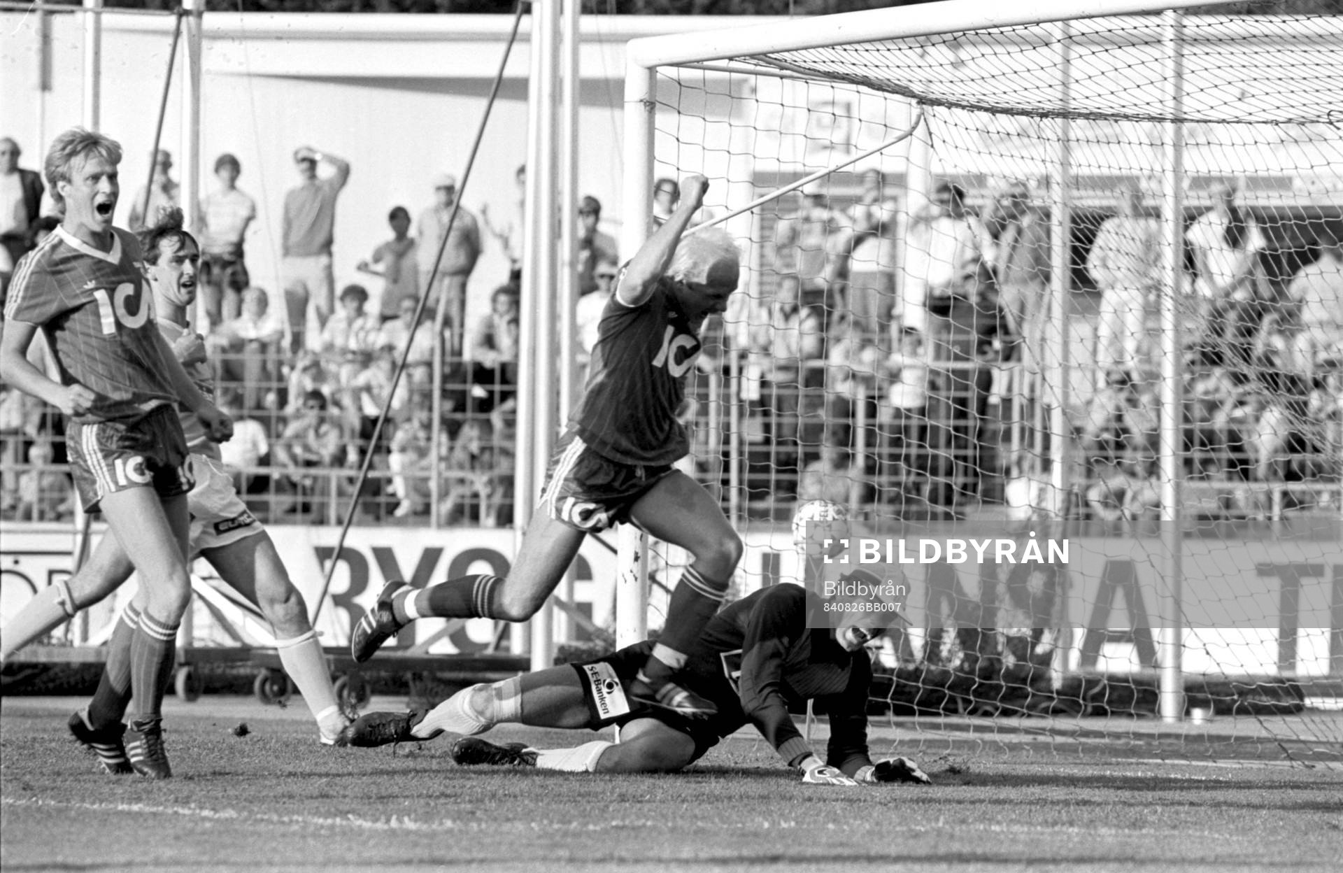 Tord Holmgren, Göteborg framför malmös målvakt Jan