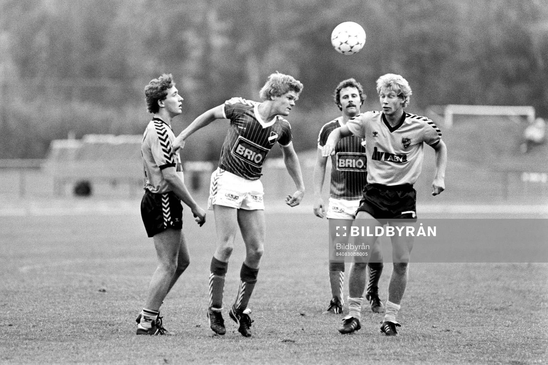 Fotboll, Div 3 Sydöstra Götaland, IFK Hässleholm - Lönsboda, 2-2: Lars-Olof Persson, Hässleholm i kamp om bollen.