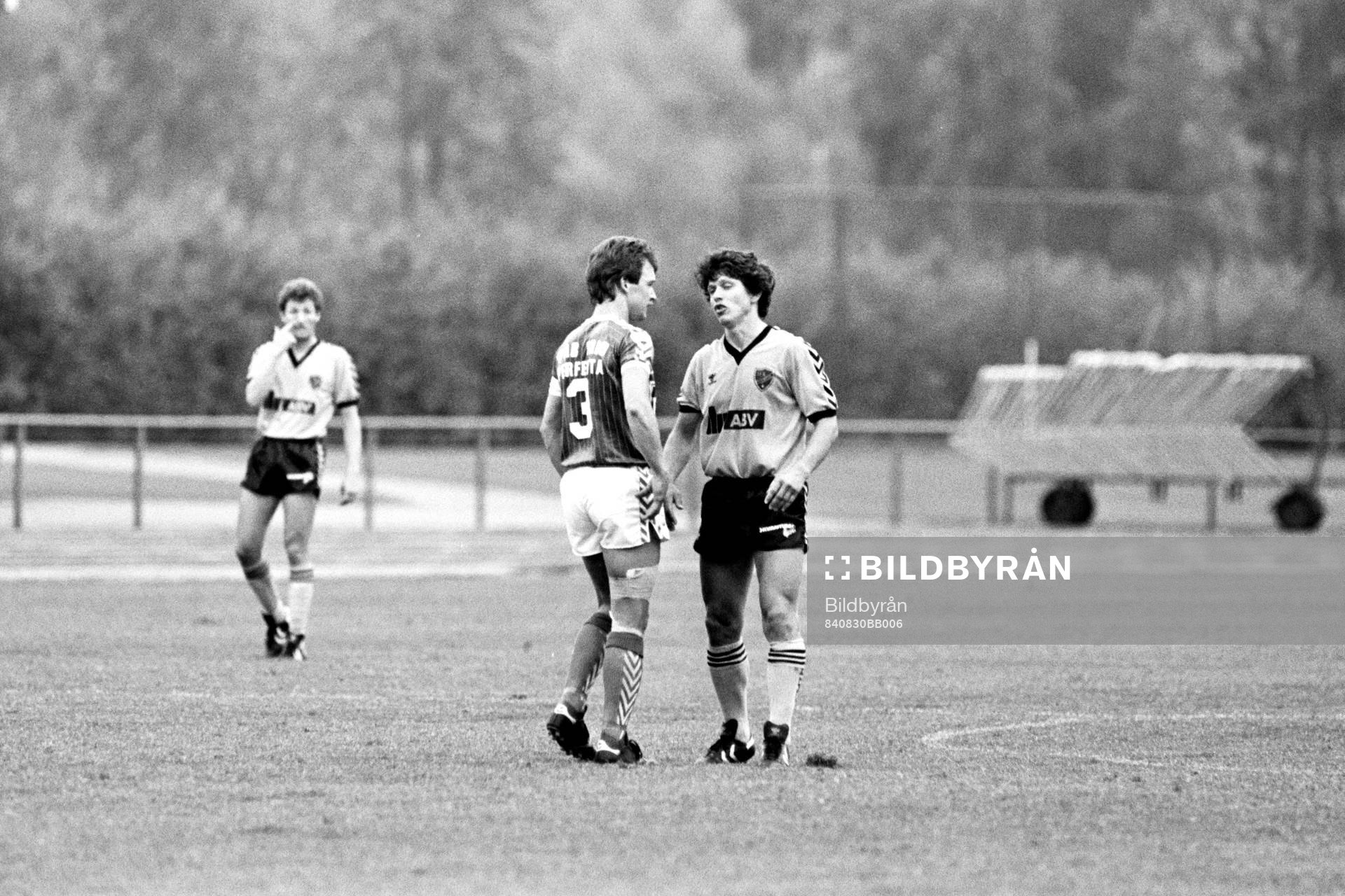 Fotboll, Div 3 Sydöstra Götaland, IFK Hässleholm - Lönsboda, 2-2: Magnus Johansson i diskussion med Bosse Augustsson, Hässleholm.