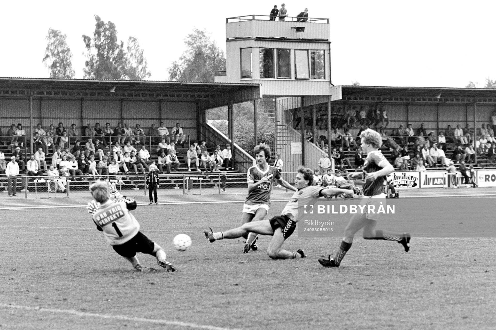 Fotboll, Div 3 Sydöstra Götaland, IFK Hässleholm - Lönsboda, 2-2: Situation framför lönsbodas målvakt Benny Johansson.