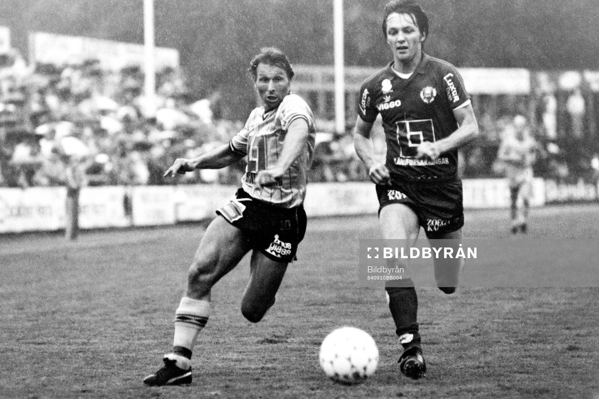 Fotboll, Div 2 Södra, Helsingborg - Mjällby, 2-1: Bosse Andersson, Mjällby till vänster i kamp om bollen.