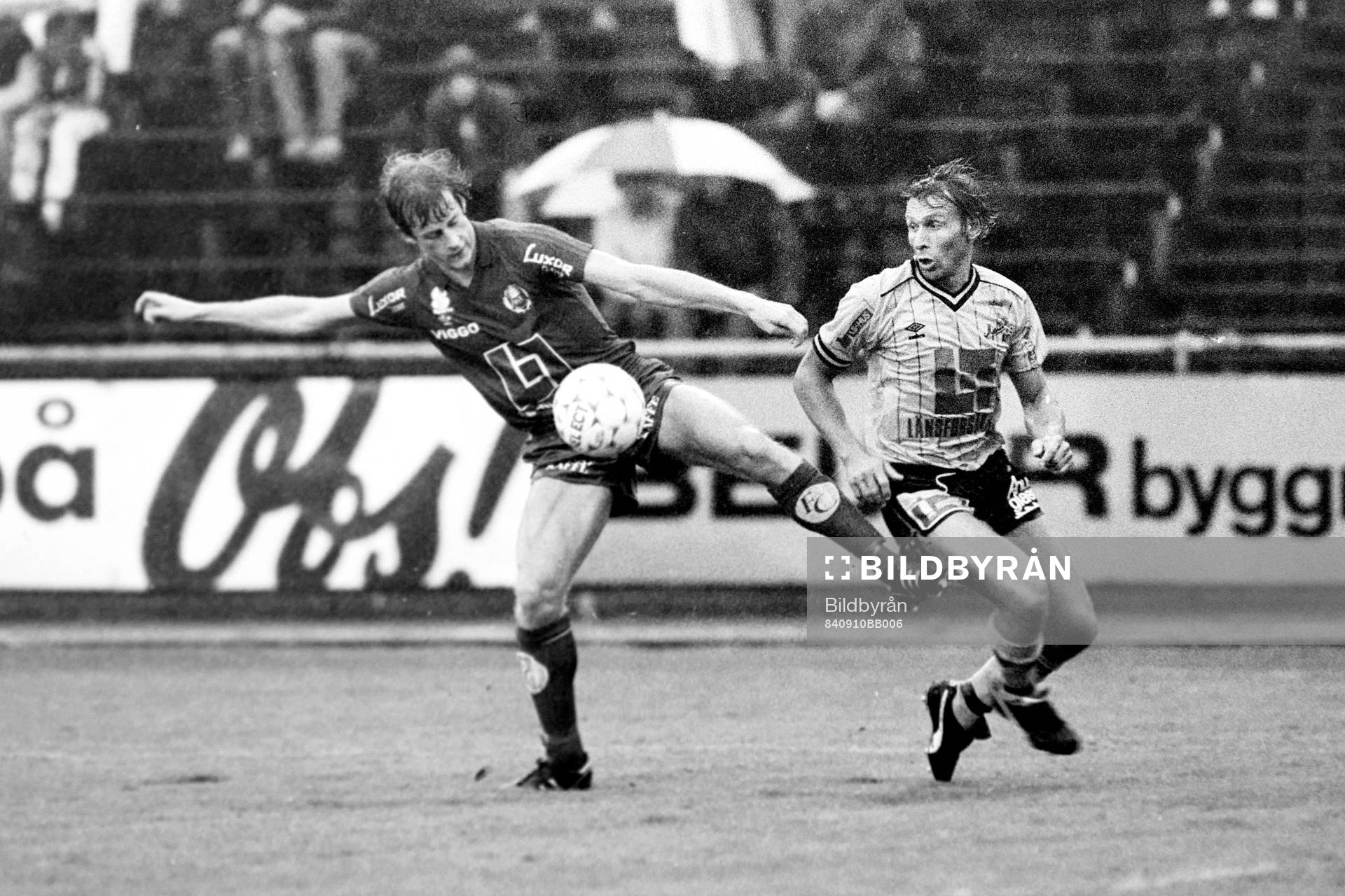 Bosse Andersson, Mjällby till höger i kamp om bollen
