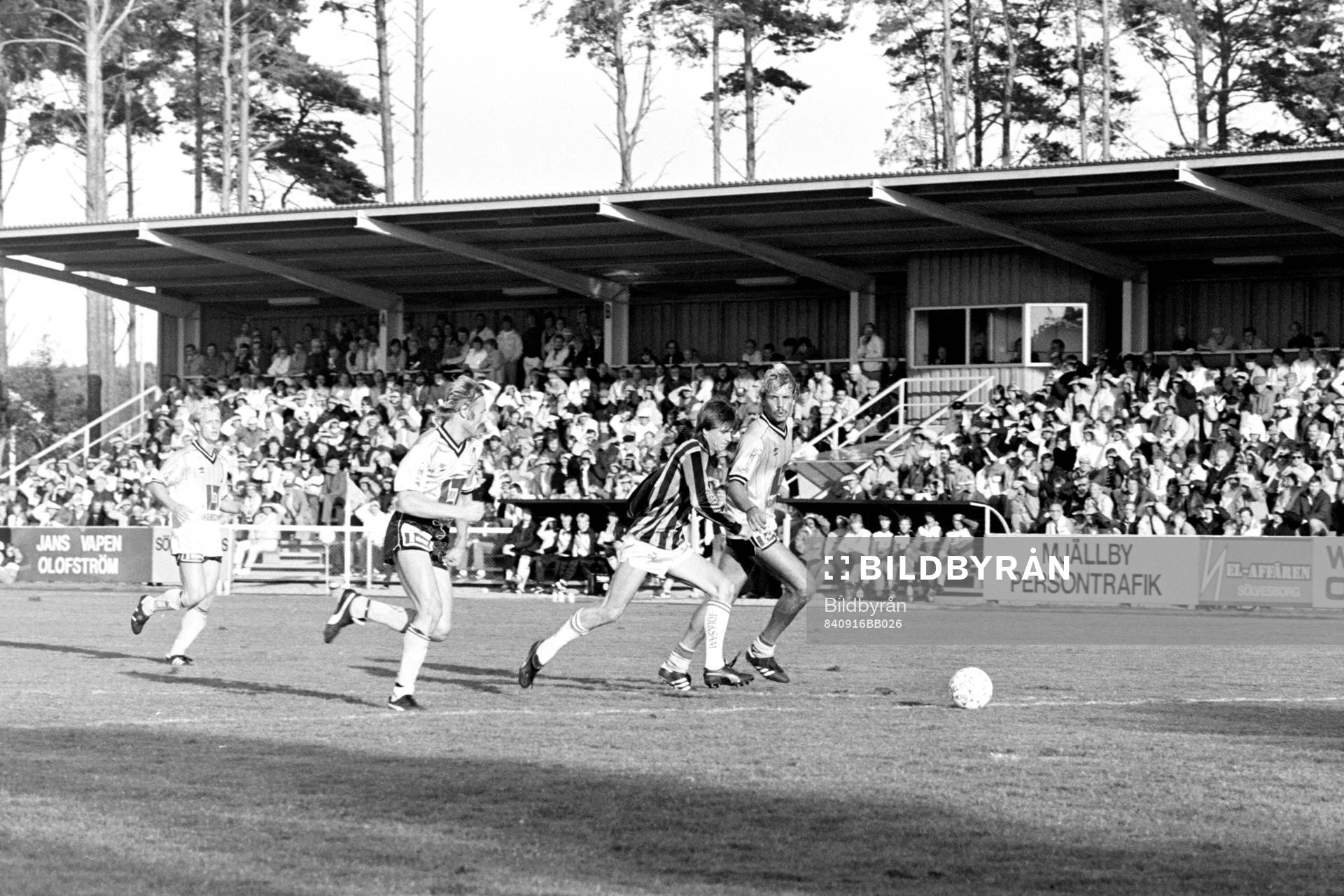 Gais målskytt Ulf Köhl med bollen uppvaktas av mjällbys
