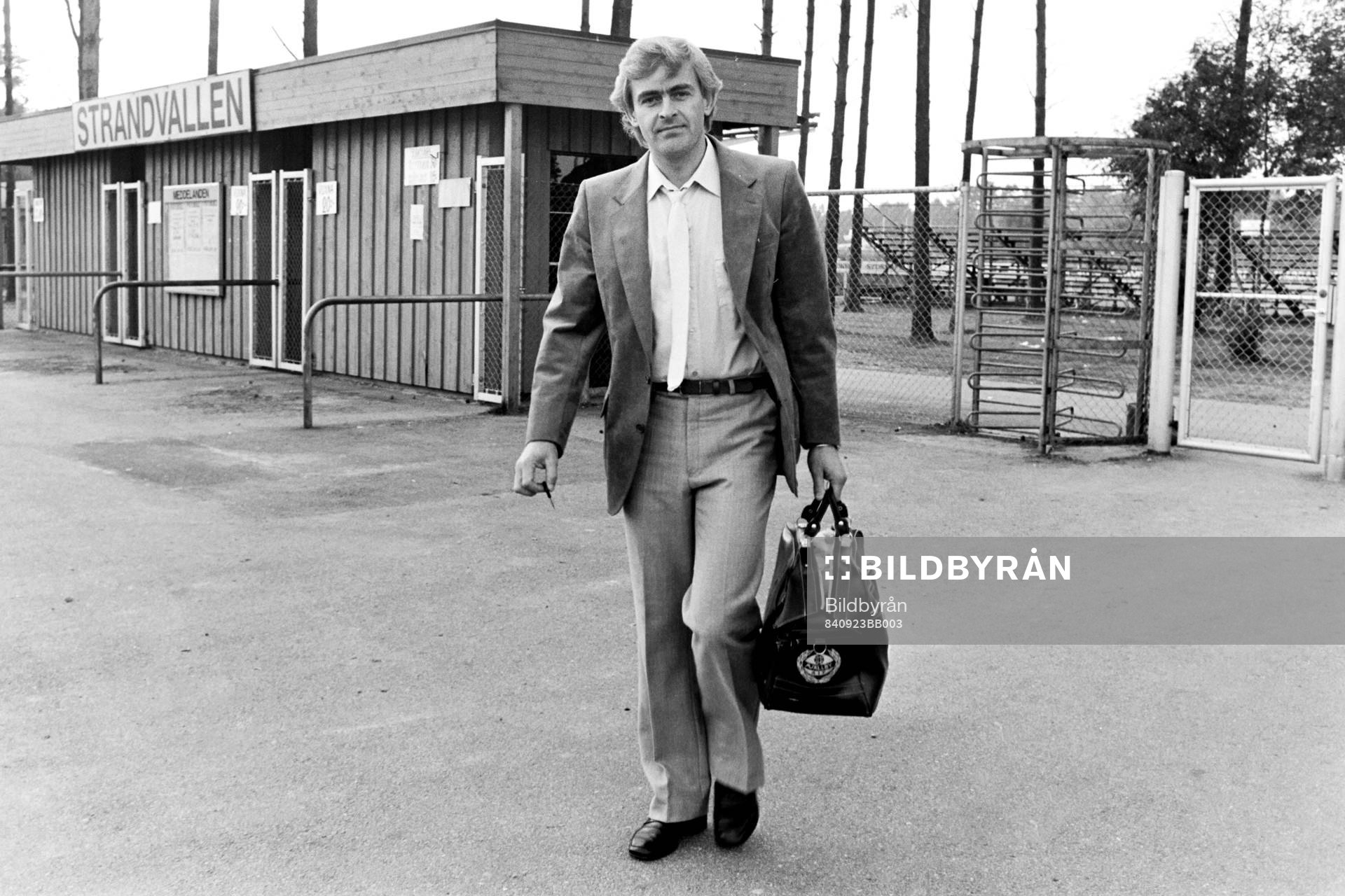 En besviken Göran Bogren, tränare i Mjällby lämnar