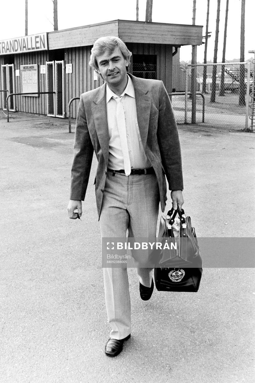 En besviken Göran Bogren, tränare i Mjällby lämnar