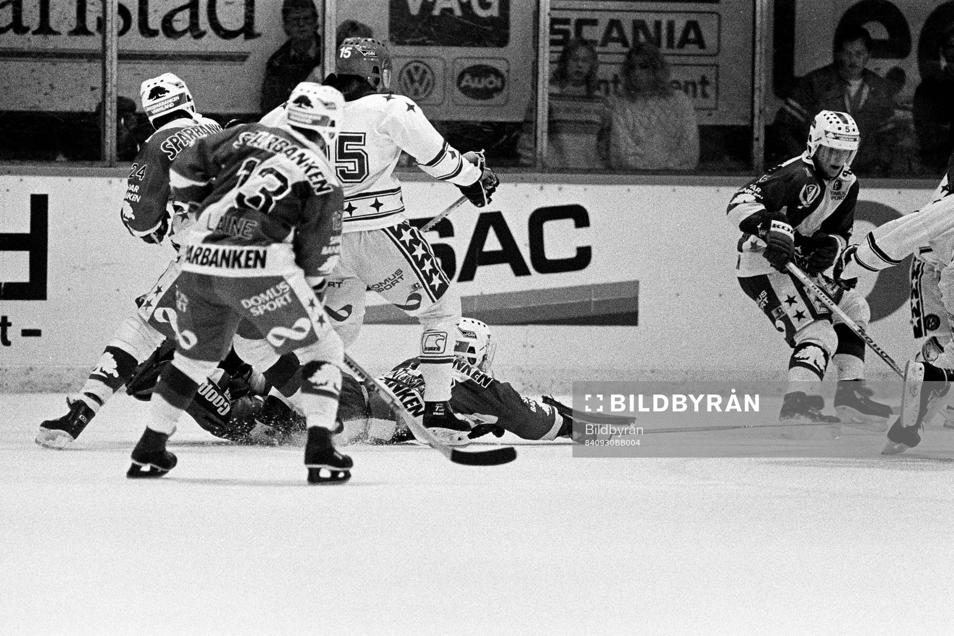 Peter Lindmark, målvakt i Färjestad är ute och simmar