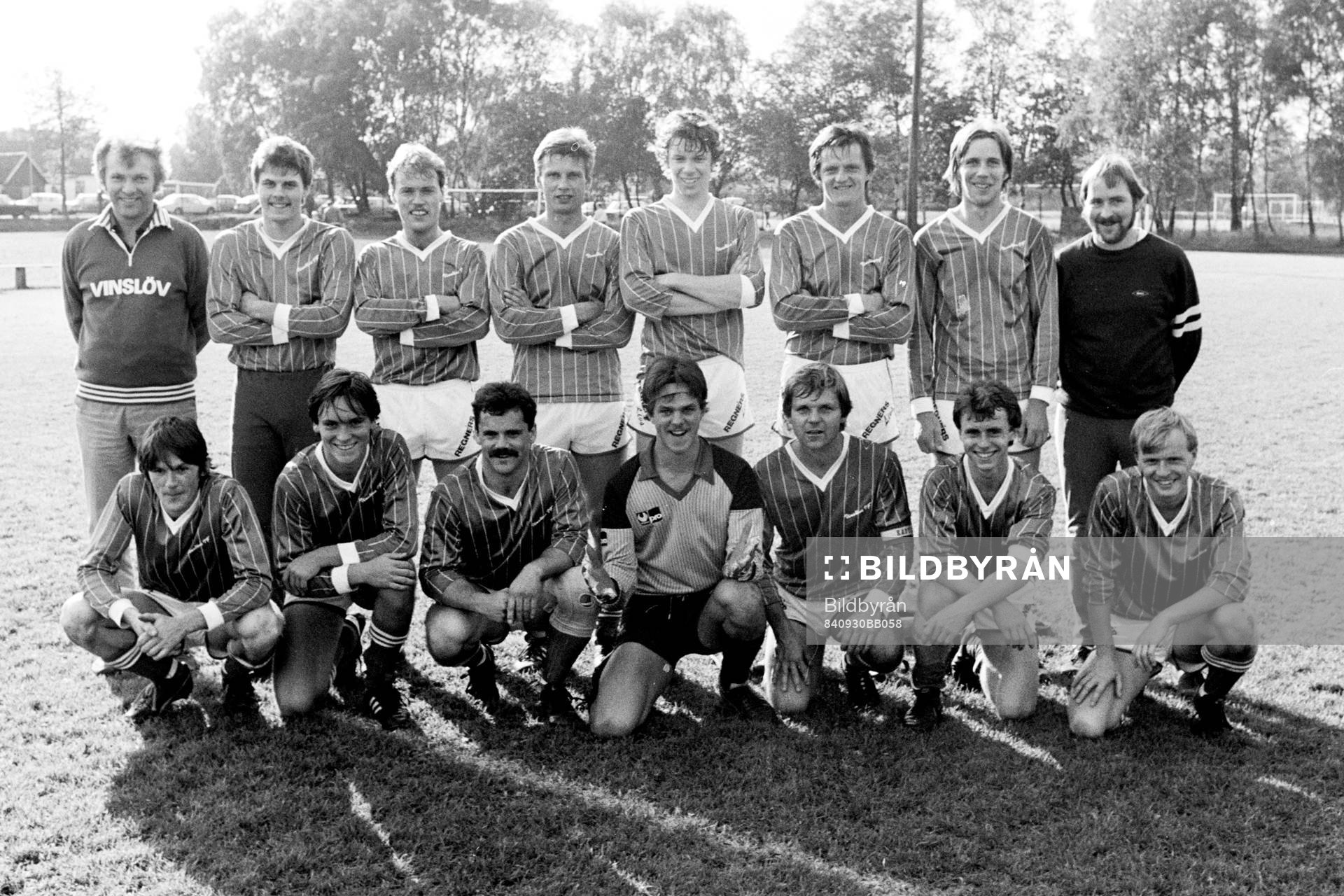 Fotboll, Vinslöv IF, Seriesegrare: Bakre raden fr. v Sven-Erik Rydberg, XX, Jonas Bertilsson, Kaj Nilsson, Leif Stjernberg, Bengt Lind, Per Nordqvist och Smen. Främre raden fr. v Tommy Karlsson, Ulf Rydberg, Lars Pehrsson, Lars Andersson, Bengt Håkansson, Tomas Nielsen och Tommy Nielsen.