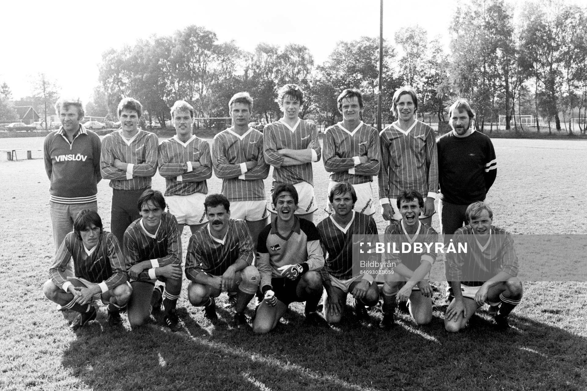 Fotboll, Vinslöv IF, Seriesegrare: Bakre raden fr. v Sven-Erik Rydberg, XX, Jonas Bertilsson, Kaj Nilsson, Leif Stjernberg, Bengt Lind, Per Nordqvist och Smen. Främre raden fr. v Tommy Karlsson, Ulf Rydberg, Lars Pehrsson, Lars Andersson, Bengt Håkansson, Tomas Nielsen och Tommy Nielsen.