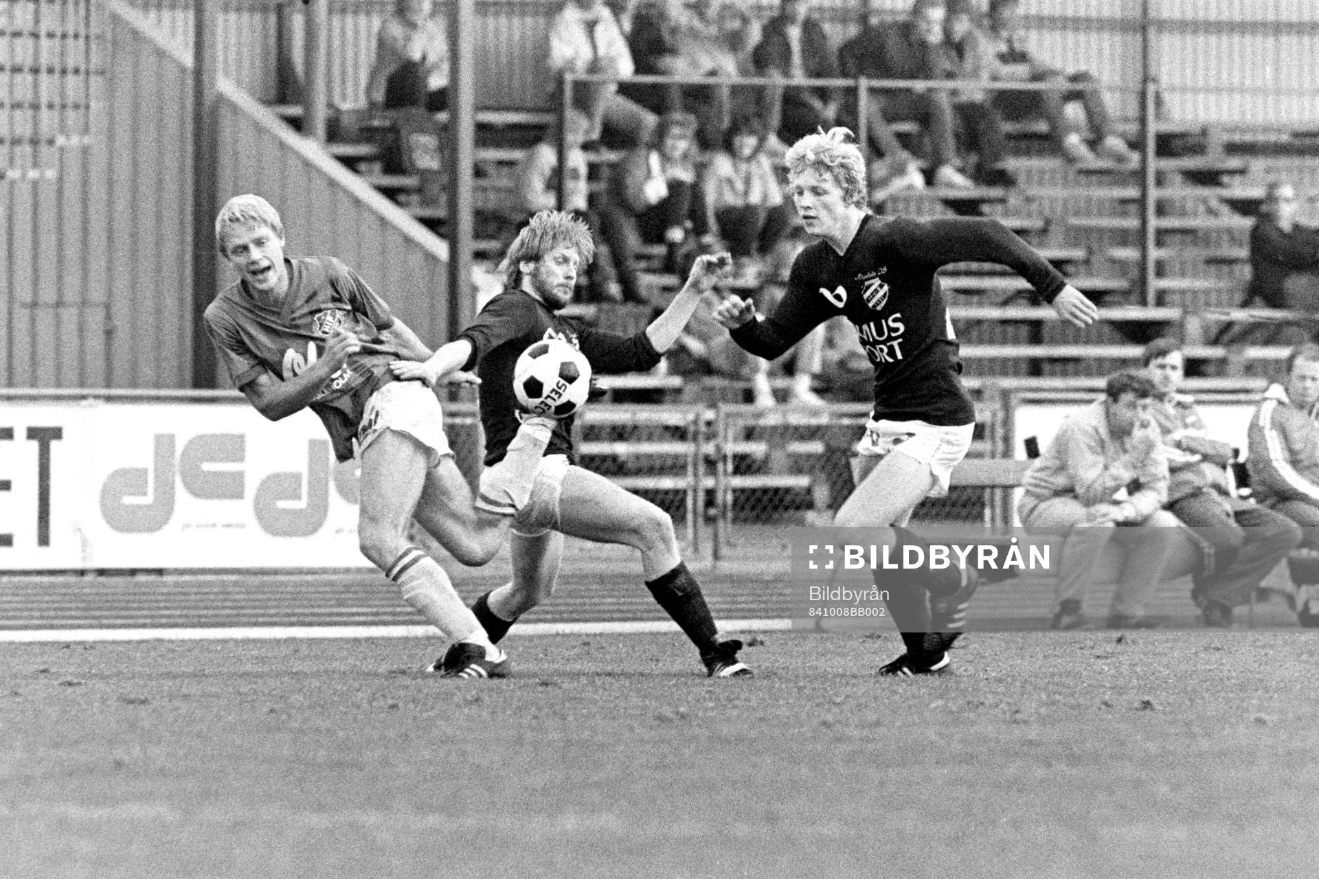 Fotboll, Div 3 Sydöstra Götaland, Hässleholms IF - Högadal, 3-2: Janne Roth, Hässleholm stoppas.