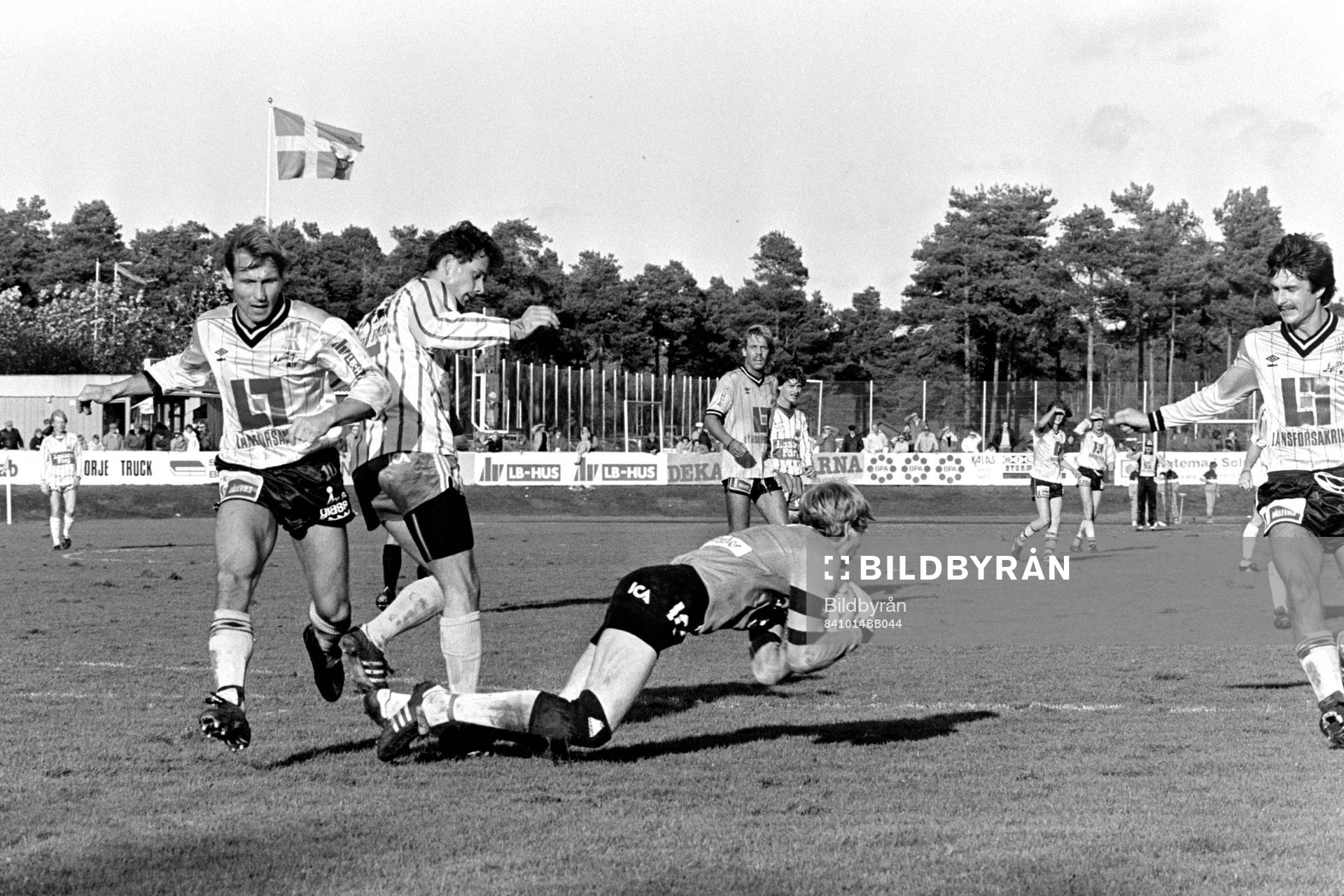 Fotboll, Div 2 Södra, Mjällby - Frölunda, 1-0: Frölundas målvakt Magnus Olsson med bollen i famnen.