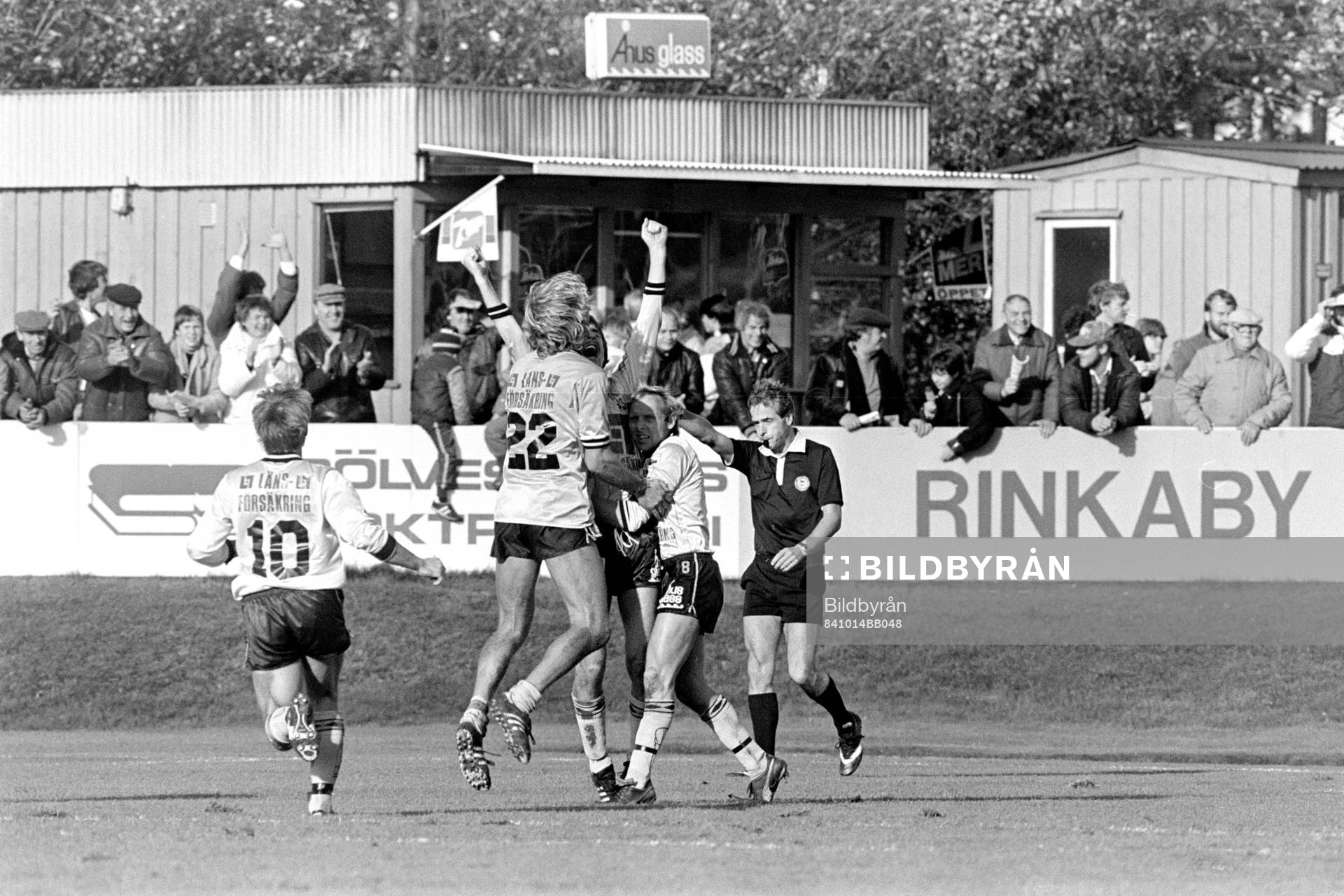 Lennart Johansson kramas om
