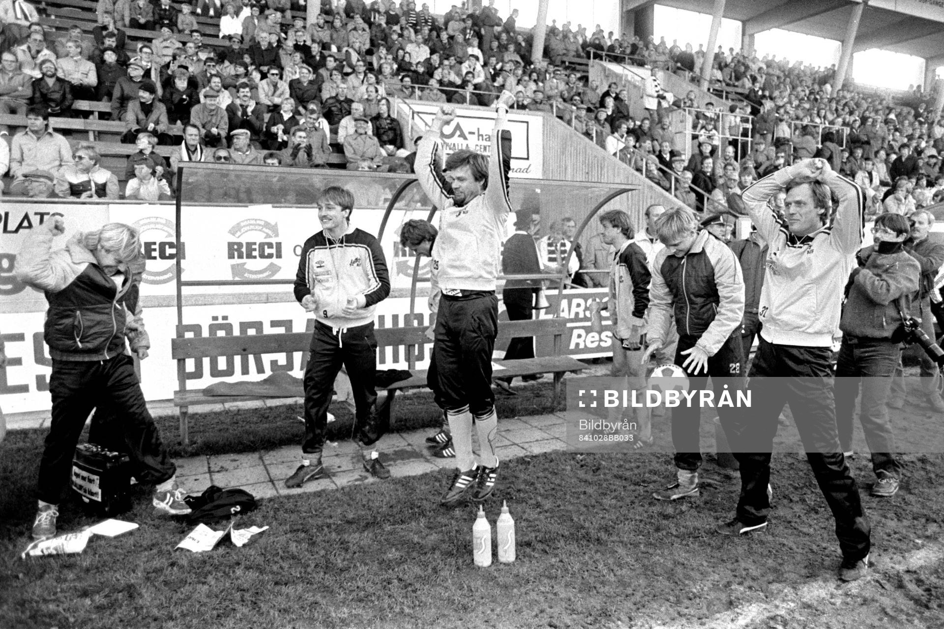 Göran Edvinsson. tränare i Mjällby till höger jublar