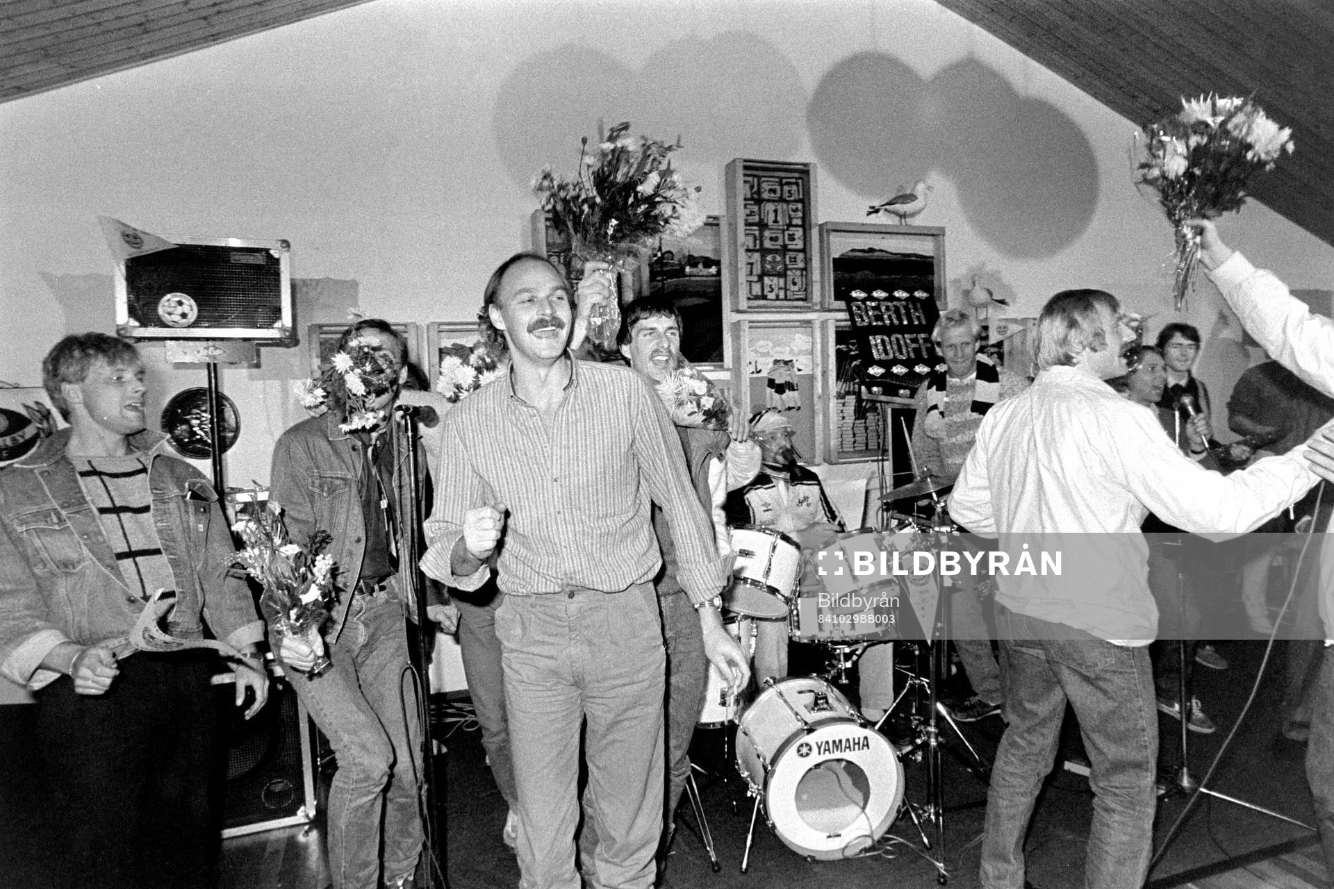 Bengt Svensson, målvakt jublar på festen