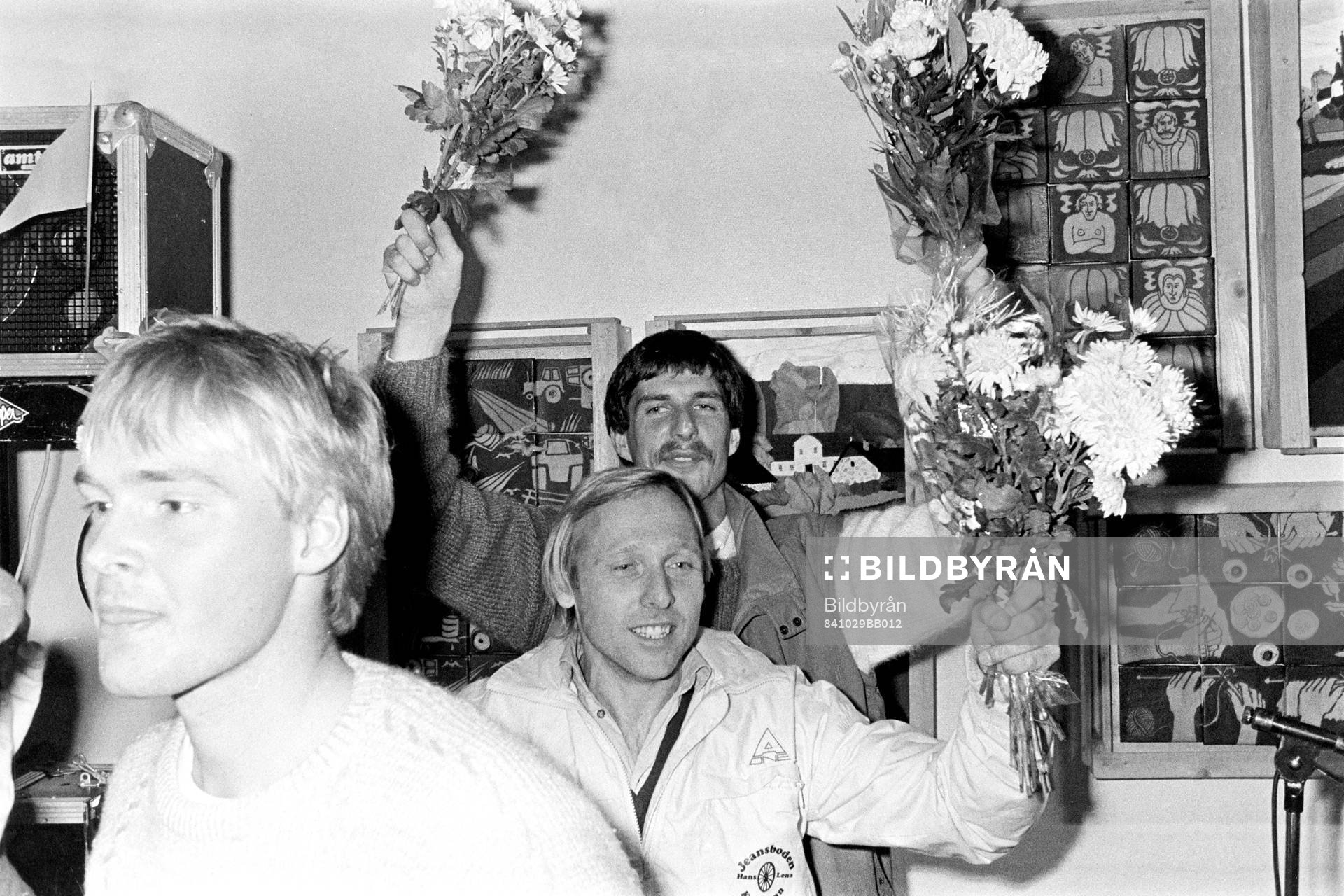 Fotboll, Mjällby, Fest: Sven-Bertil Andersson och Lennart Johansson jublar på festen.