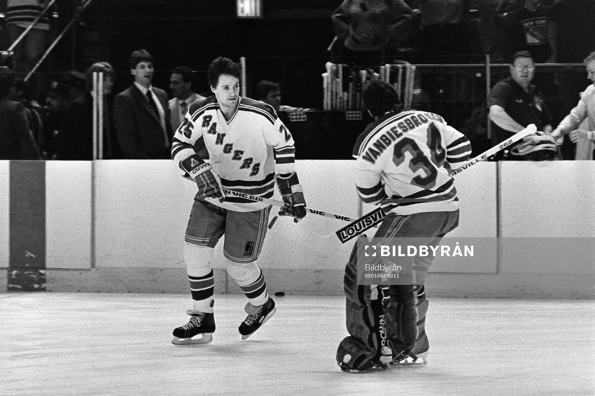Peter Sundström och John Vanbiesbrouck, målvakt i Rangers
