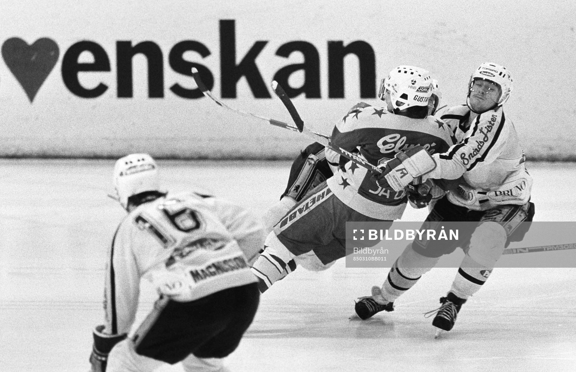 Malmös Peter Gustavsson blir neddragen av en tranåsspelare