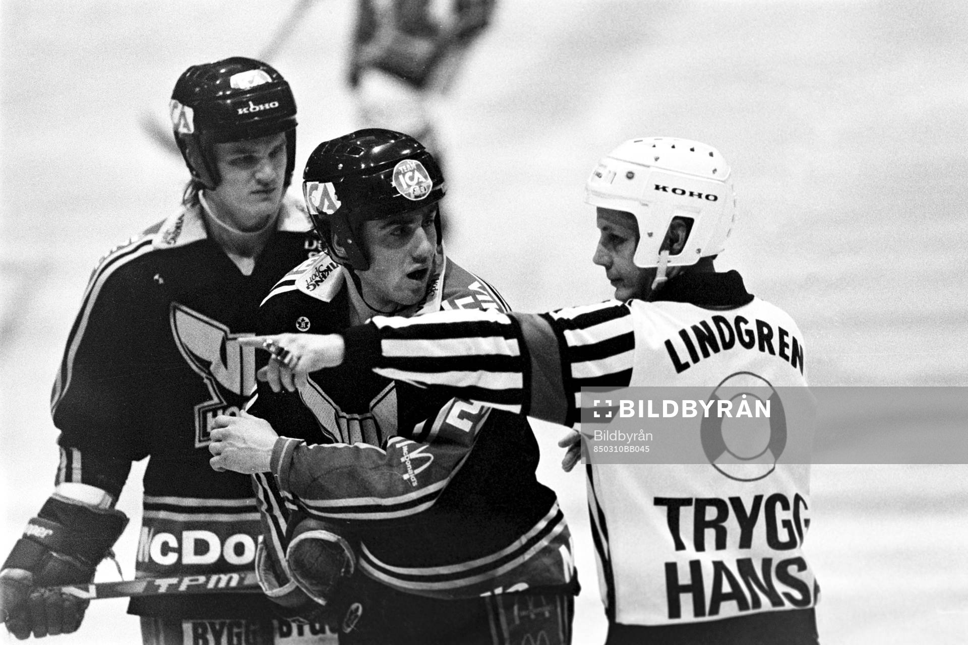 Domare Lindgren i diskussion med västeråsspelare