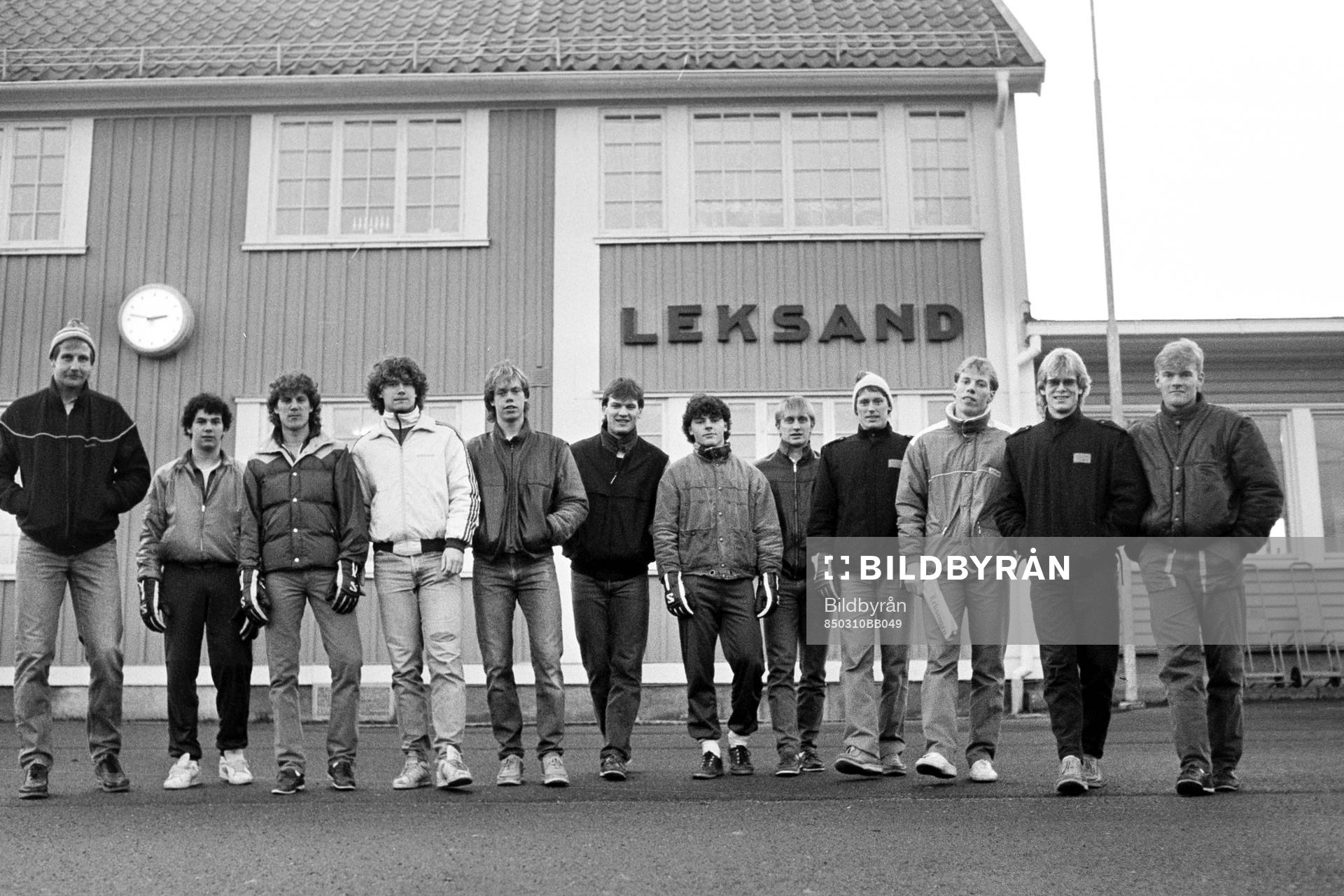 Sydsvenska spelare på plats framför järnvägsstationen i