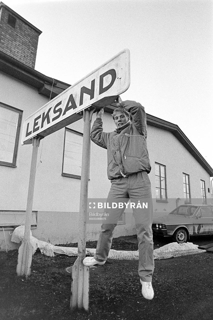 Sydsvenska spelare på plats framför järnvägsstationen i