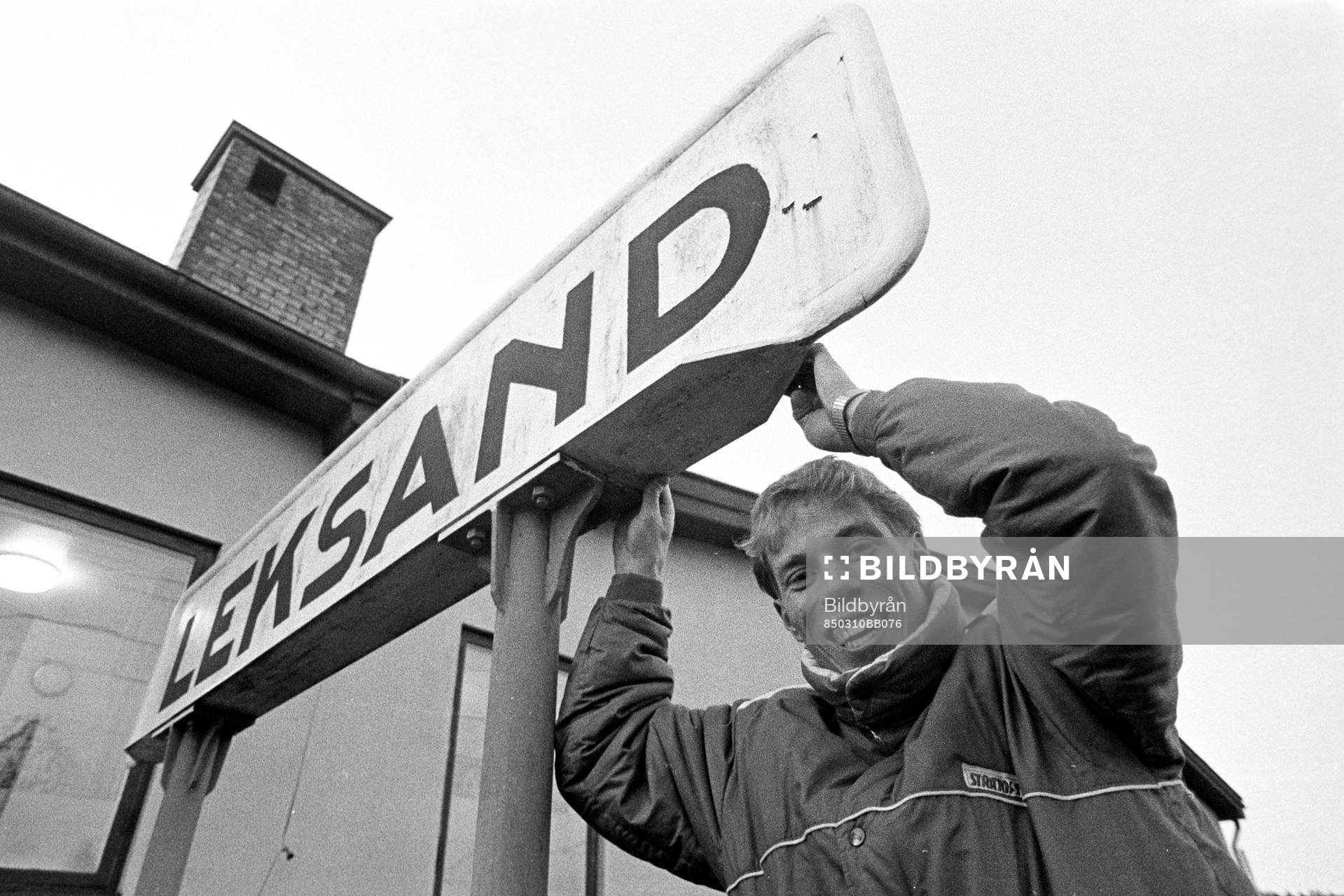 Sydsvenska spelare på plats framför järnvägsstationen i