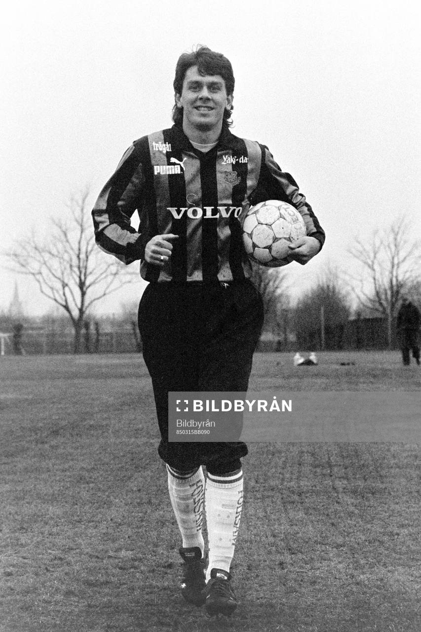Fotboll, Gais, förhands: Steve Gardner.