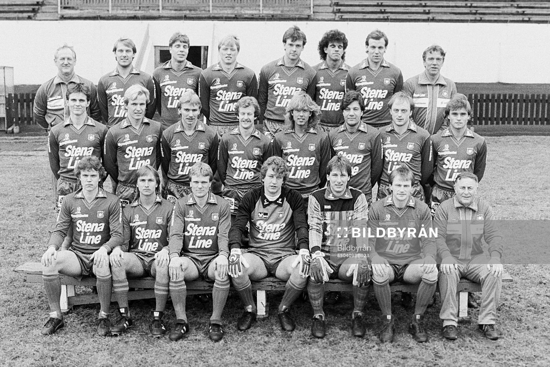 Fotboll, Allsvenskan, Örgryte, förhands: Örgrytes trupp, bakre raden fr. v Raymond Carlsson, lagledare, Anders Carlsson, Conny Karlsson, Åke Johansson, Henrik Svartborn, Anders Holmvén, Sören Börjesson, och Agne Simonsson, tränare. Mellanraden fr. v Dennis Olsson, Jan Gidebratt, Jan Hellström, Glenn Martindahl, Peter Esberg, Tony Ohlsson, Gunnar Samuelsson och Anders Andersson. Främre raden fr. v Hans Prytz, Peter Rodin, Sonny Åberg, Sven Andersson, målvakt, Lars Andersson, målvakt, Göran Ramstedt och Dennis Skånberg, äss. tränare.