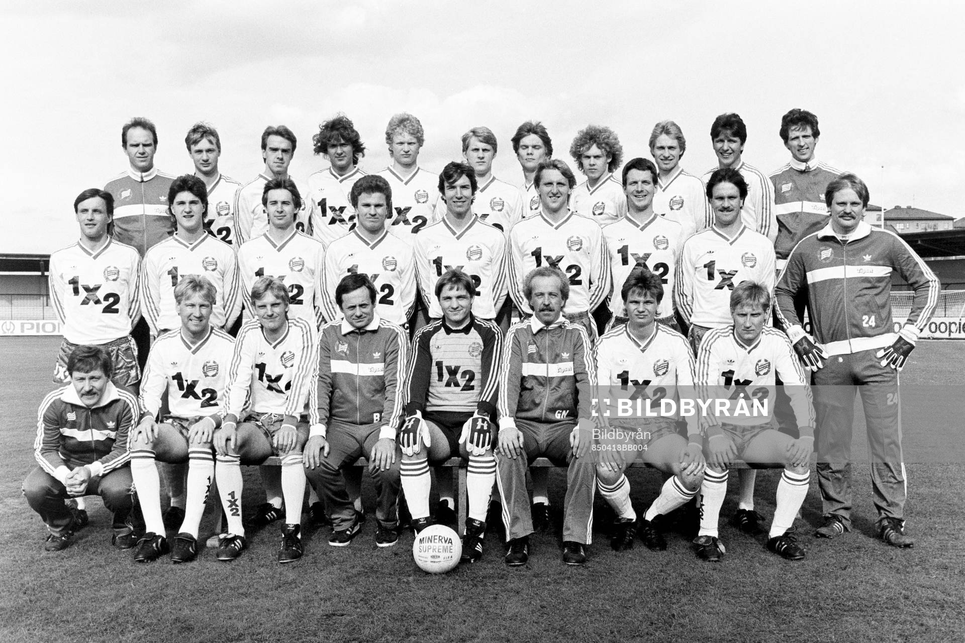 Bakre raden fr. v Kjell Schött, massör, Peter