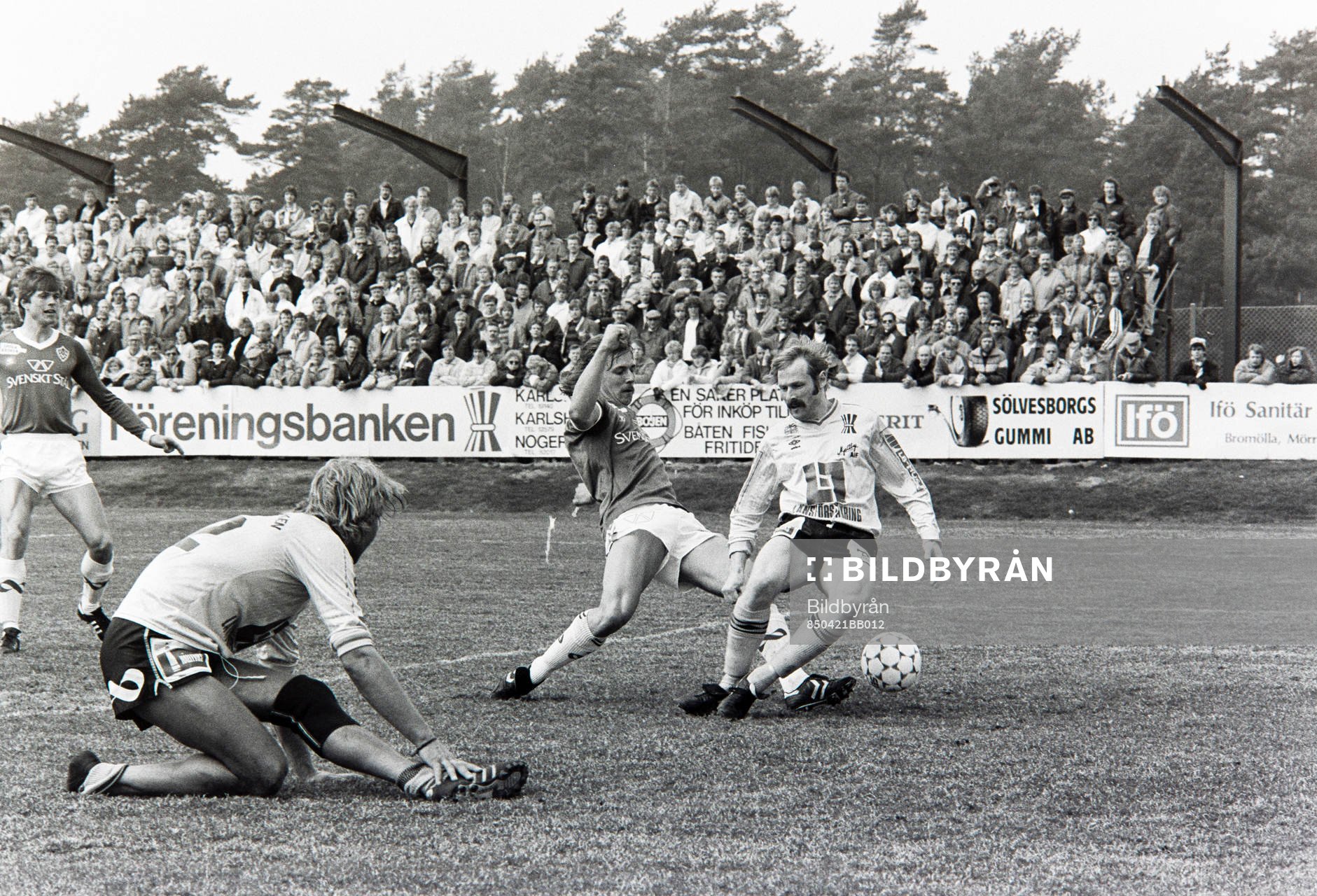 Fotboll, Allsvenskan, Mjällby - Brage, 1-1: Tomas Lundgren, Brage gör 0-1 uppvaktad av Rolf-Inge Andersson, Mjällby.