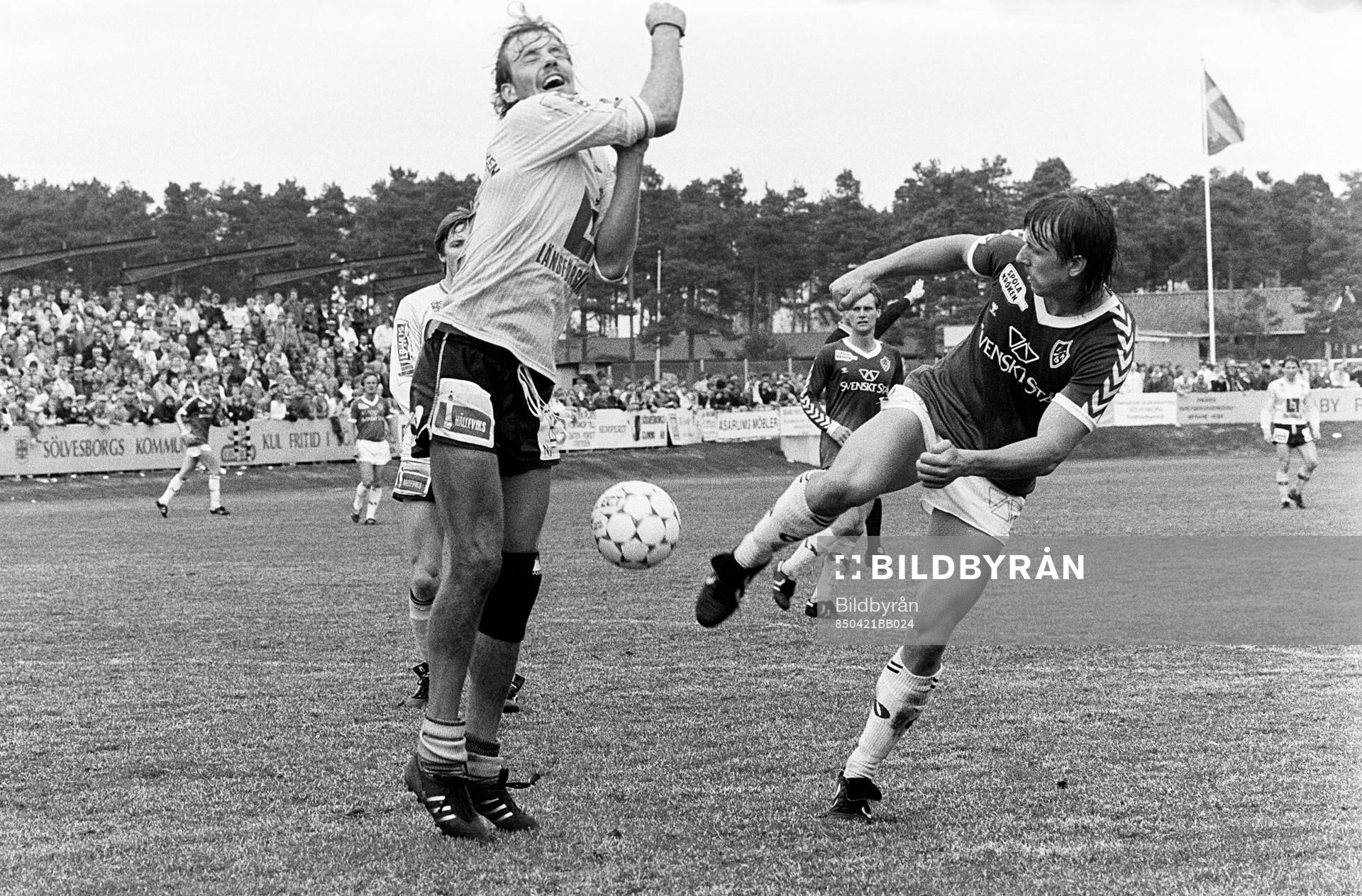 Fotboll, Allsvenskan, Mjällby - Brage, 1-1: Brages Tomas Hultgren laddar för fullt och mjällbys Hans Larsson täcker skottet.