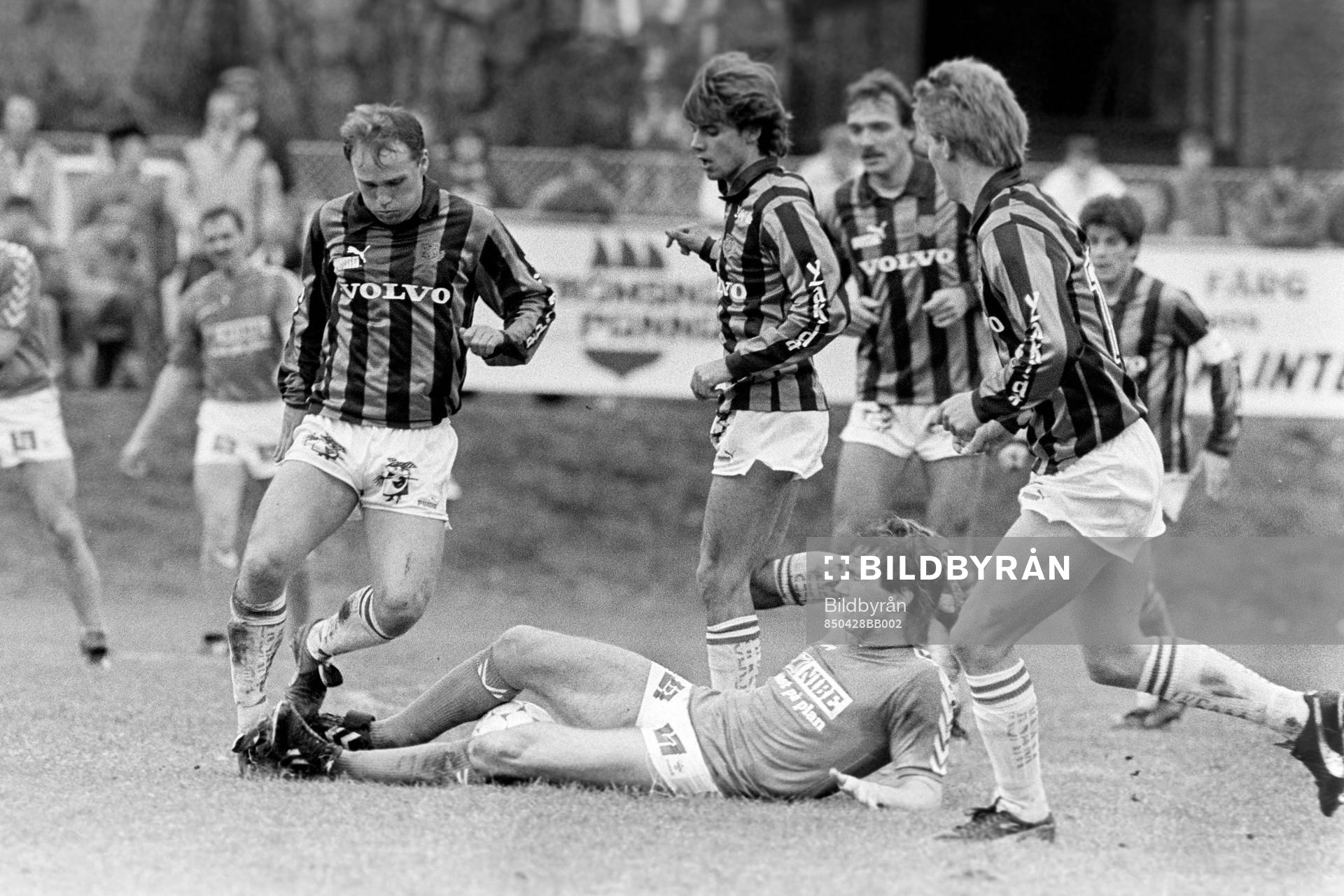 Fotboll, Div 2 Södra, Markaryd - Gais, 1-0: Kamp om bollen.