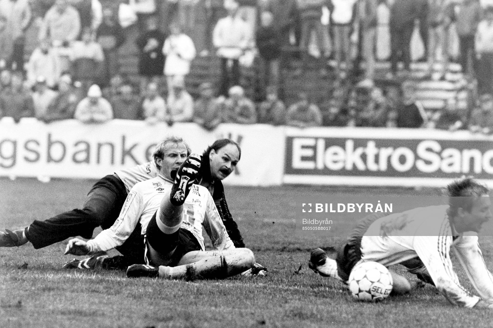 Bengt Svensson, målvakt och Roy Nylander, Mjällby stoppar