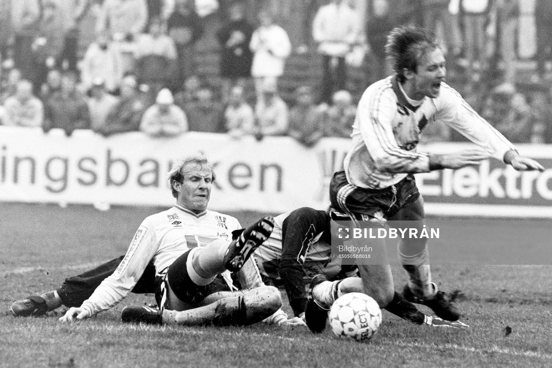 Bengt Svensson, målvakt och Roy Nylander, Mjällby stoppar