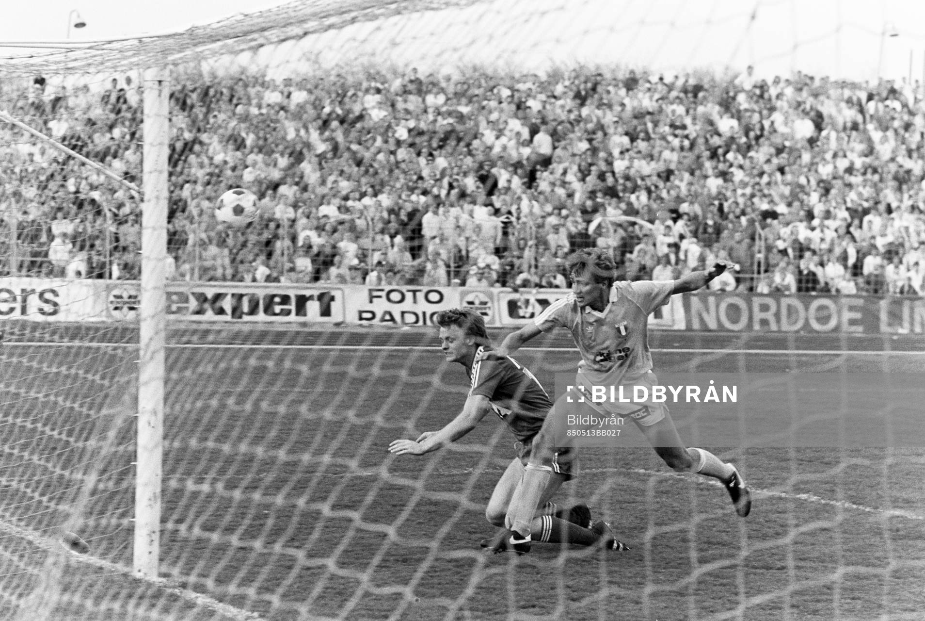 Göteborgs Torbjörn Nilsson stoppas framför malmös