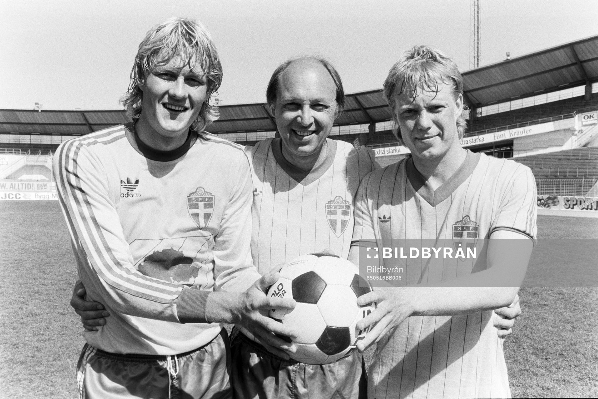 Fotboll, Sverige, träning, förhands: Håkan Sandberg, Lars Arnesson, förbundskapten och Lars Larsson.