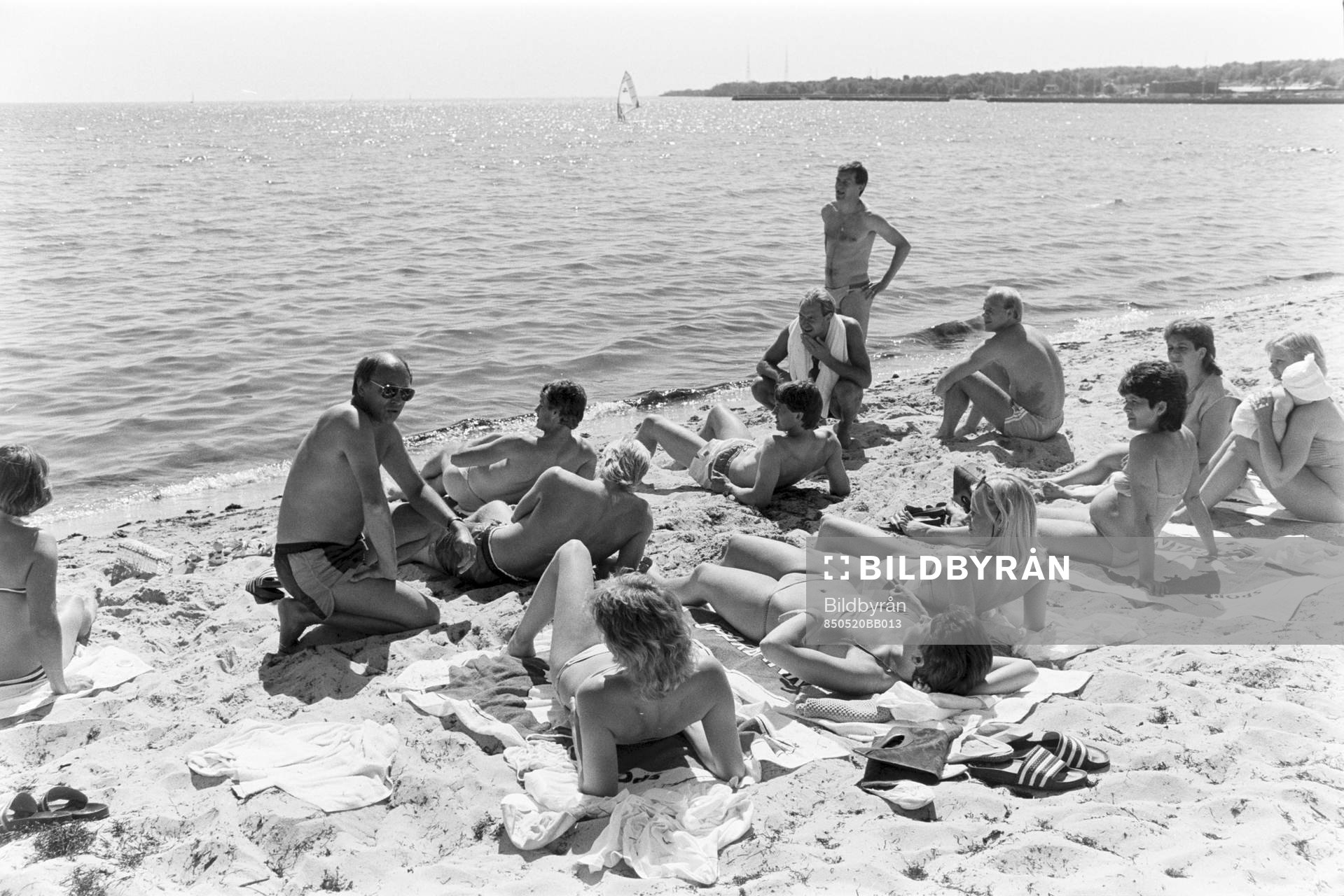 Fotboll, Sverige, träning: Lars Arnesson, förbundskapten med spelare och flickor på stranden.