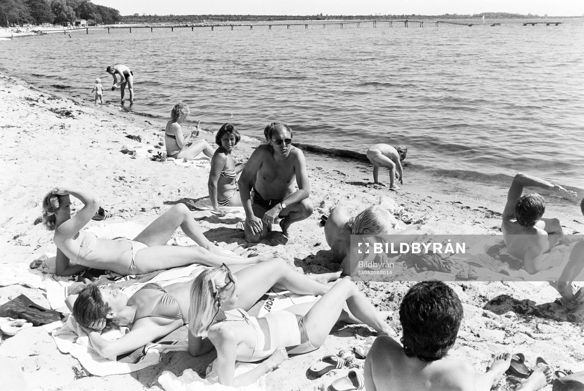 Fotboll, Sverige, träning: Lars Arnesson, förbundskapten med spelare och flickor på stranden.