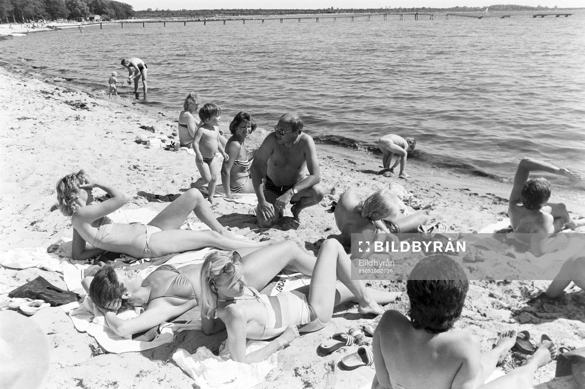 Fotboll, Sverige, träning: Lars Arnesson, förbundskapten med spelare och flickor på stranden.