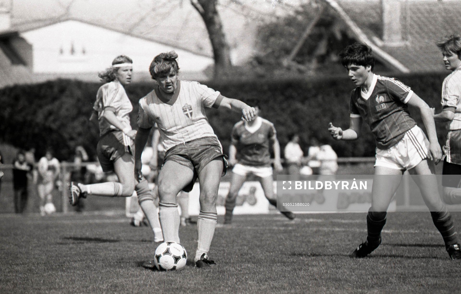 Pia Sundhage bredsidar bollen