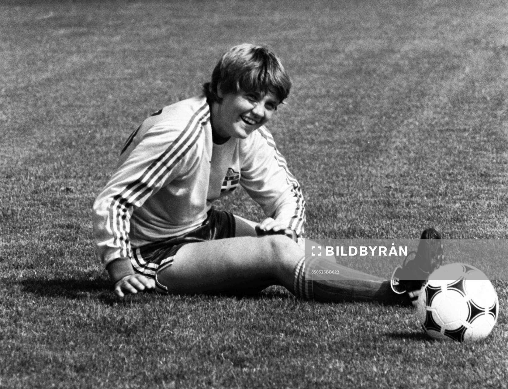 Pia Sundhage stretchar