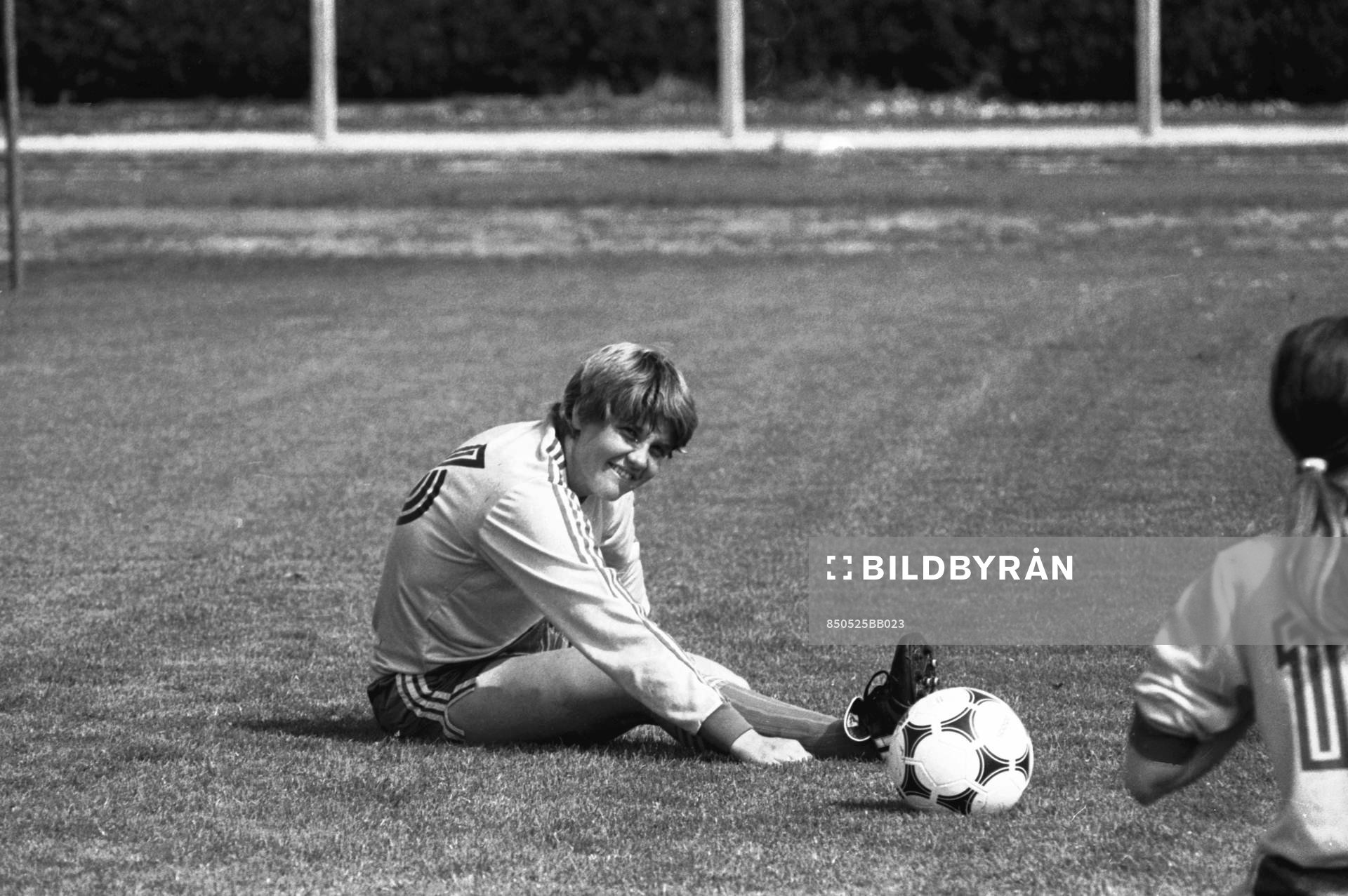 Pia Sundhage stretchar