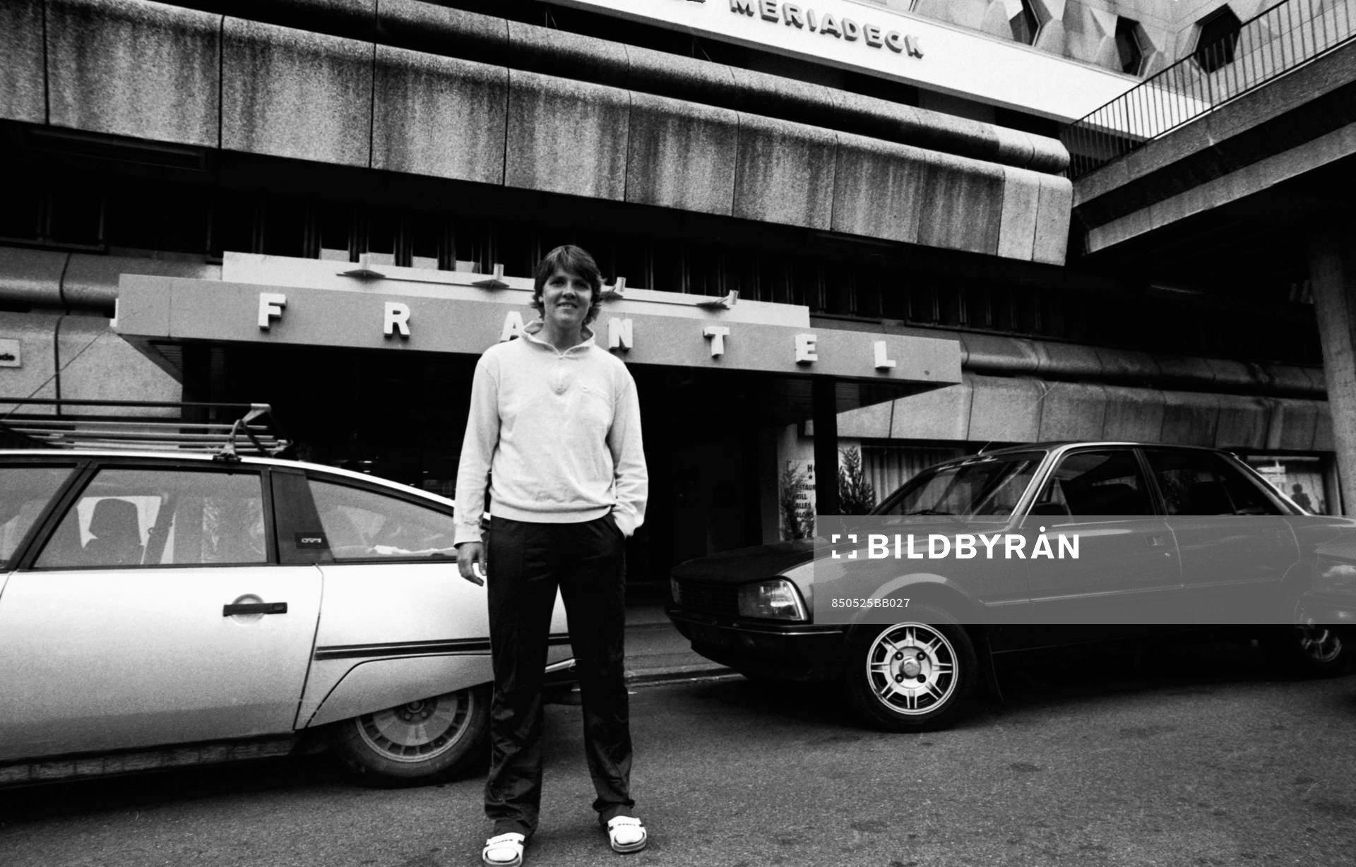 Pia Sundhage utanför hotellet