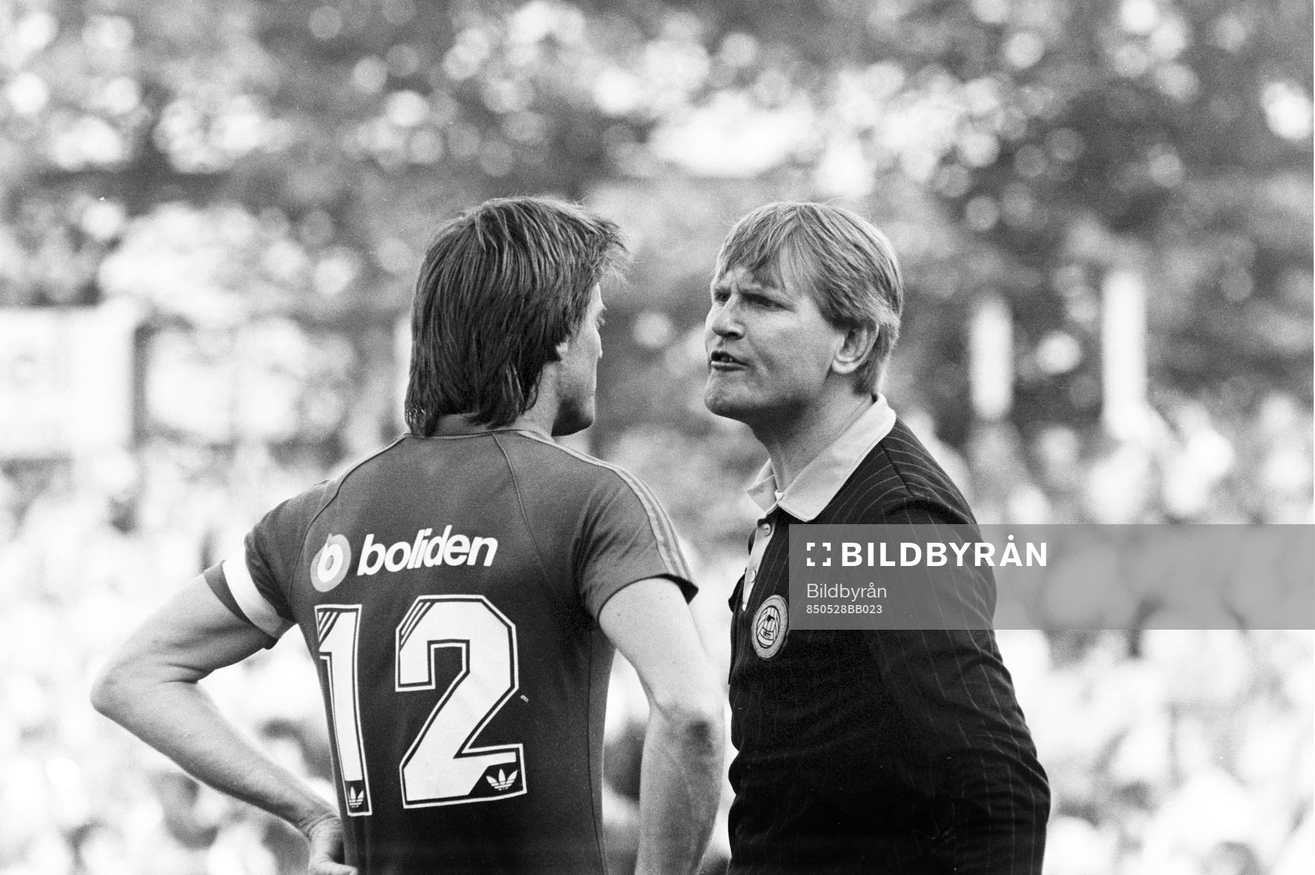 Fotboll, Div 2 södra, Helsingborg - IFK Malmö, 2-0:  Domare Sven Jinert, Hässleholm i diskussion med helsingborgs lagkapten Pär-Olof Ohlsson.