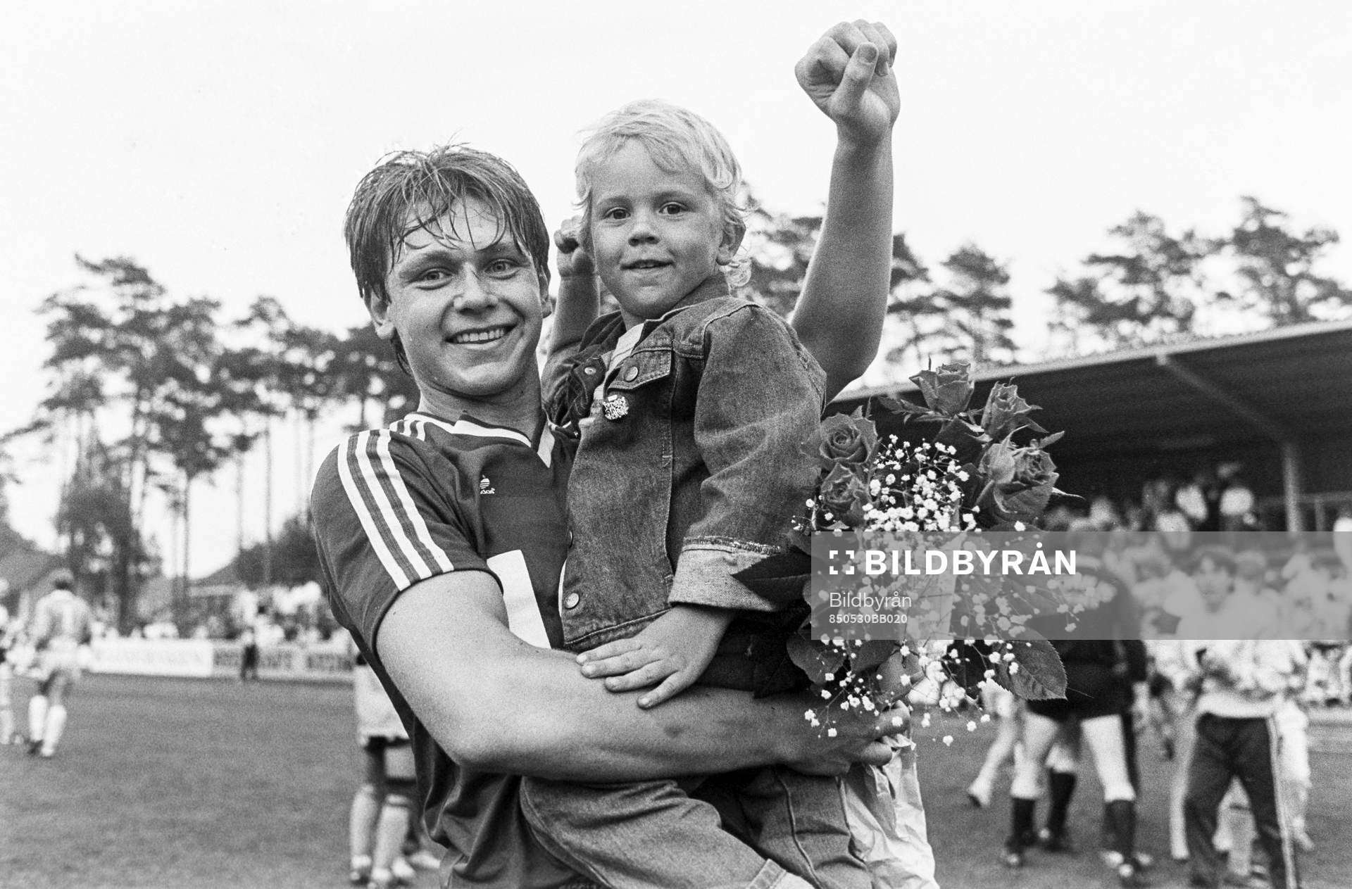Fotboll, Allsvenskan, Mjällby - Öster, 1-2: Ronnie Persson, Öster jublar tillsammans med sin treårige systerson Filip efter matchen.