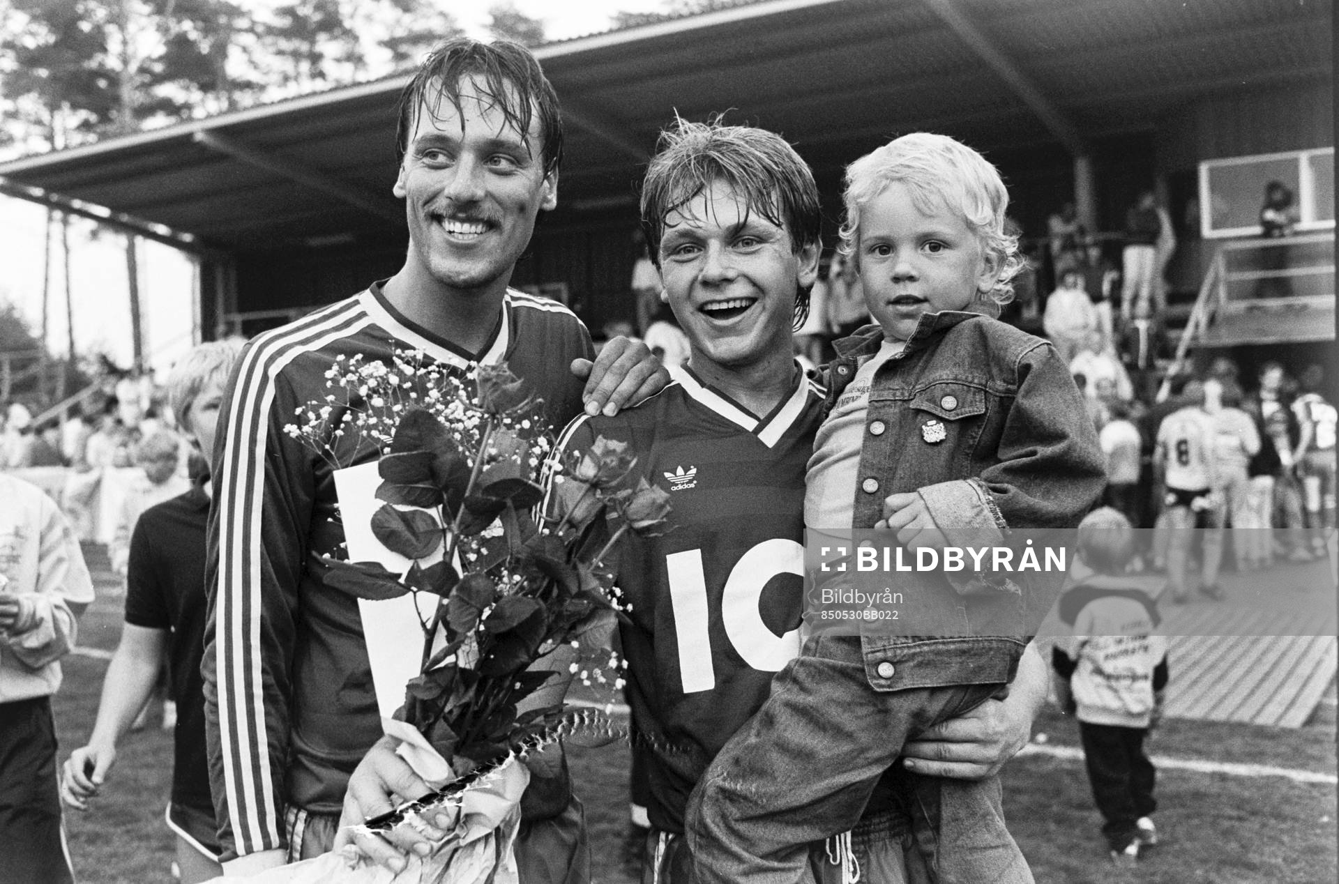 Fotboll, Allsvenskan, Mjällby - Öster, 1-2: Morgan Hansson och Ronnie Persson, Öster med sin treårige systerson Filip efter matchen.