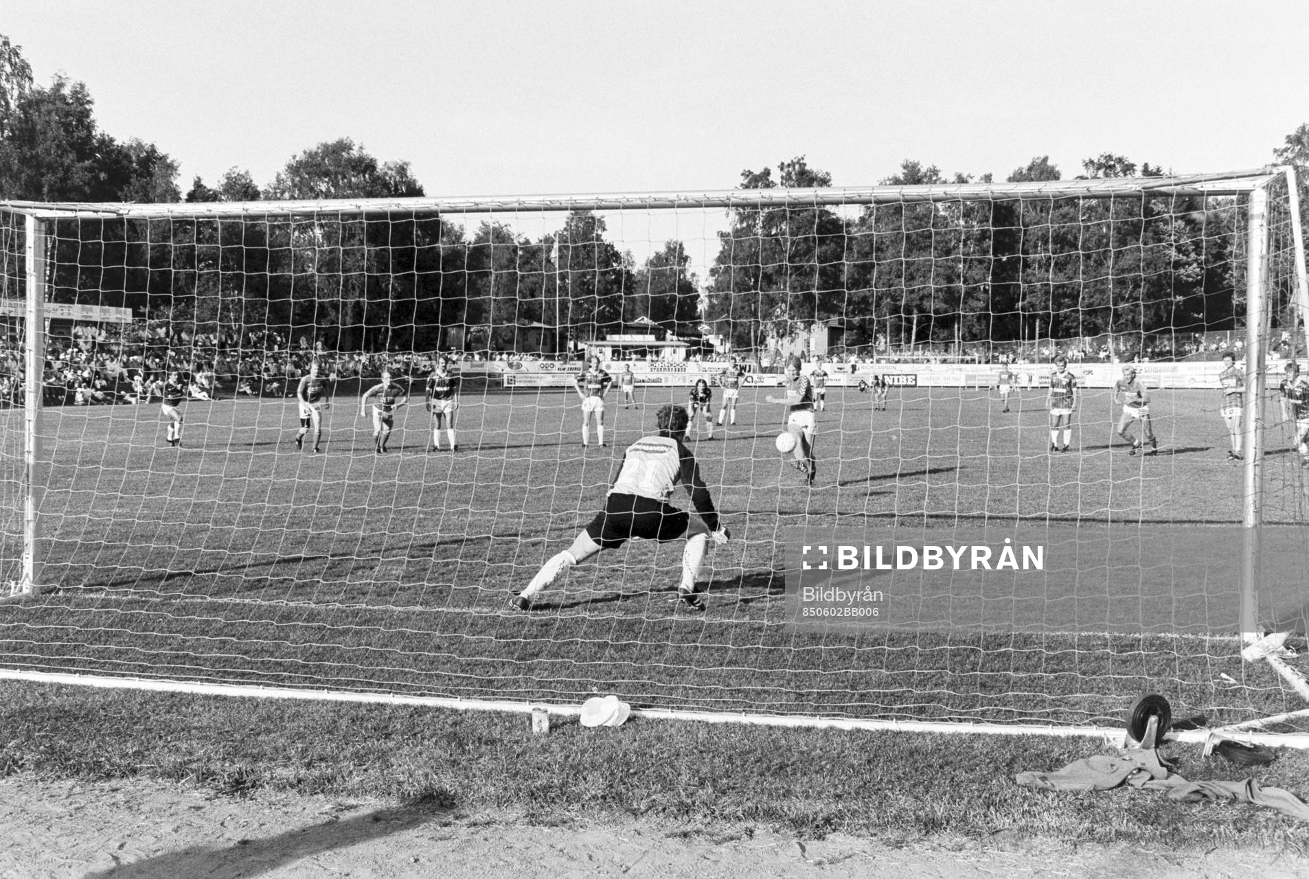 Fotboll, Div 2 södra, Markaryd - Jönköping S, 2-1: Lars-Olof Persson, Markaryd slår in en straff på jönköpings målvakt Jörgen Tellqvist.