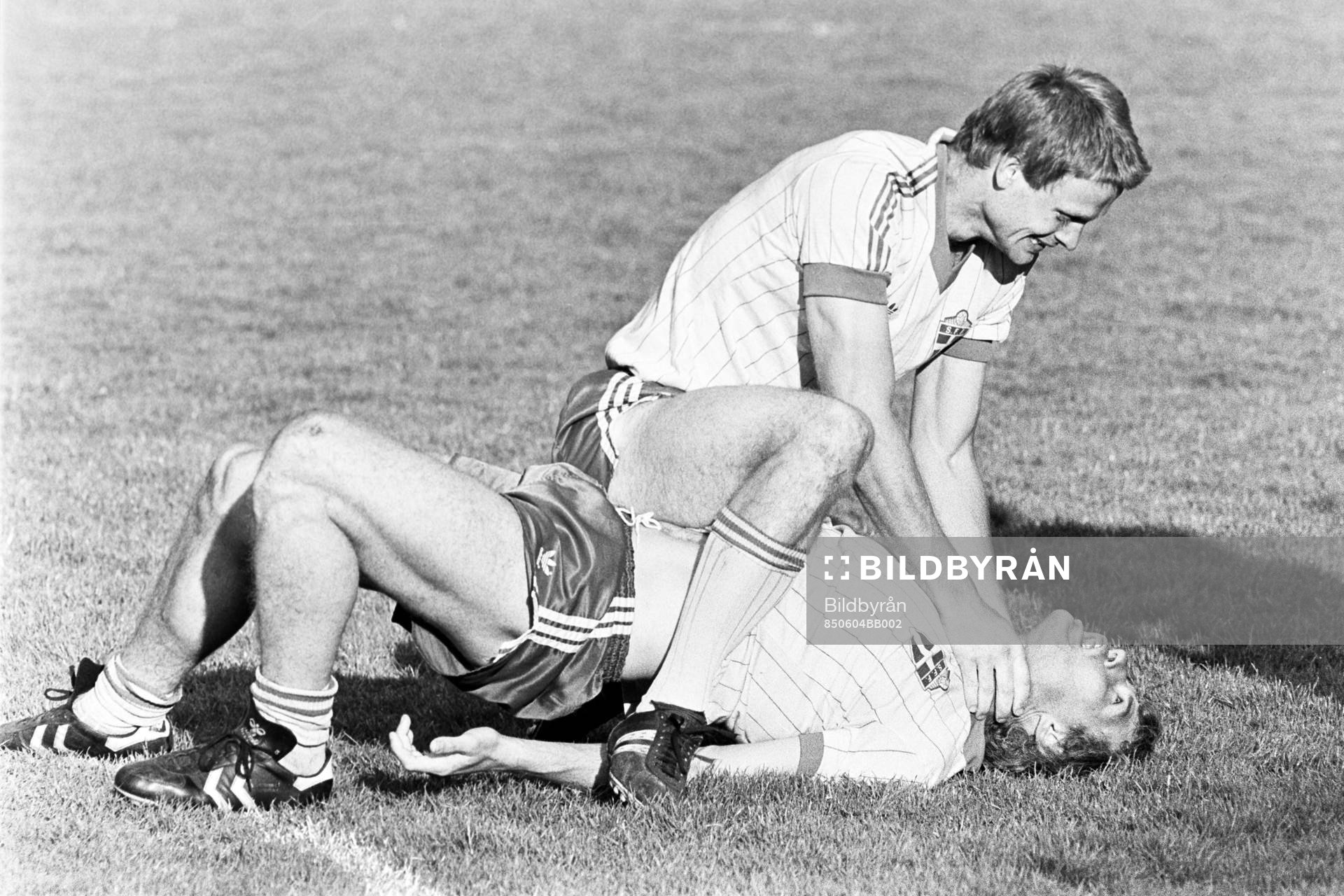 Torbjörn Nilsson skojar med Glenn Hysén
