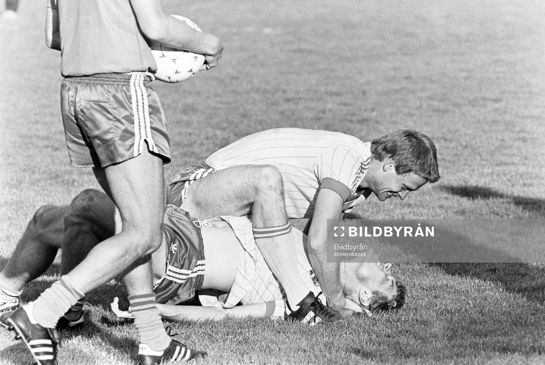 Torbjörn Nilsson skojar med Glenn Hysén