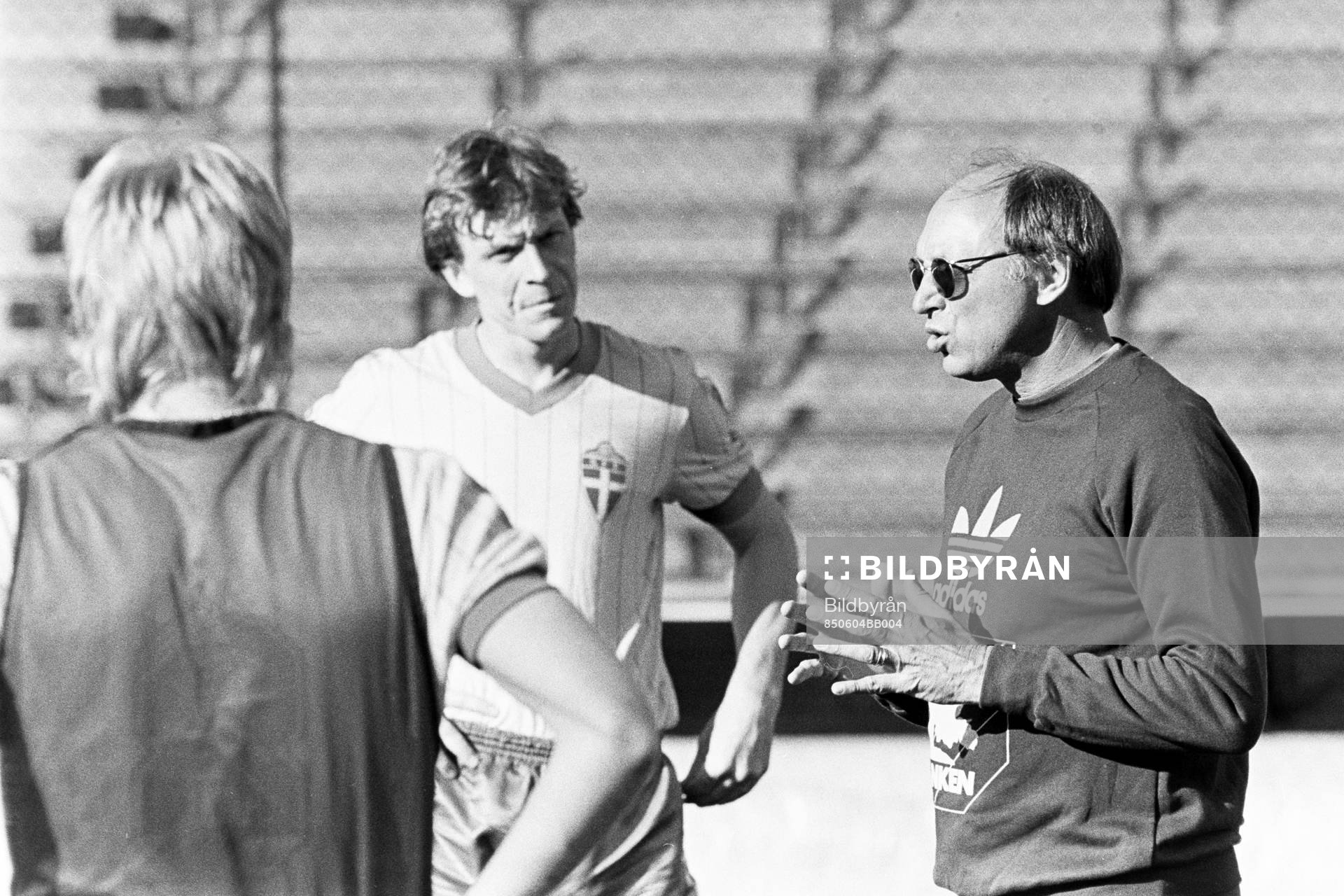 Fotboll, VM-Kval, Sverige - Tjeckoslovakien, förhands: Lars Arnesson, förbundskapten.