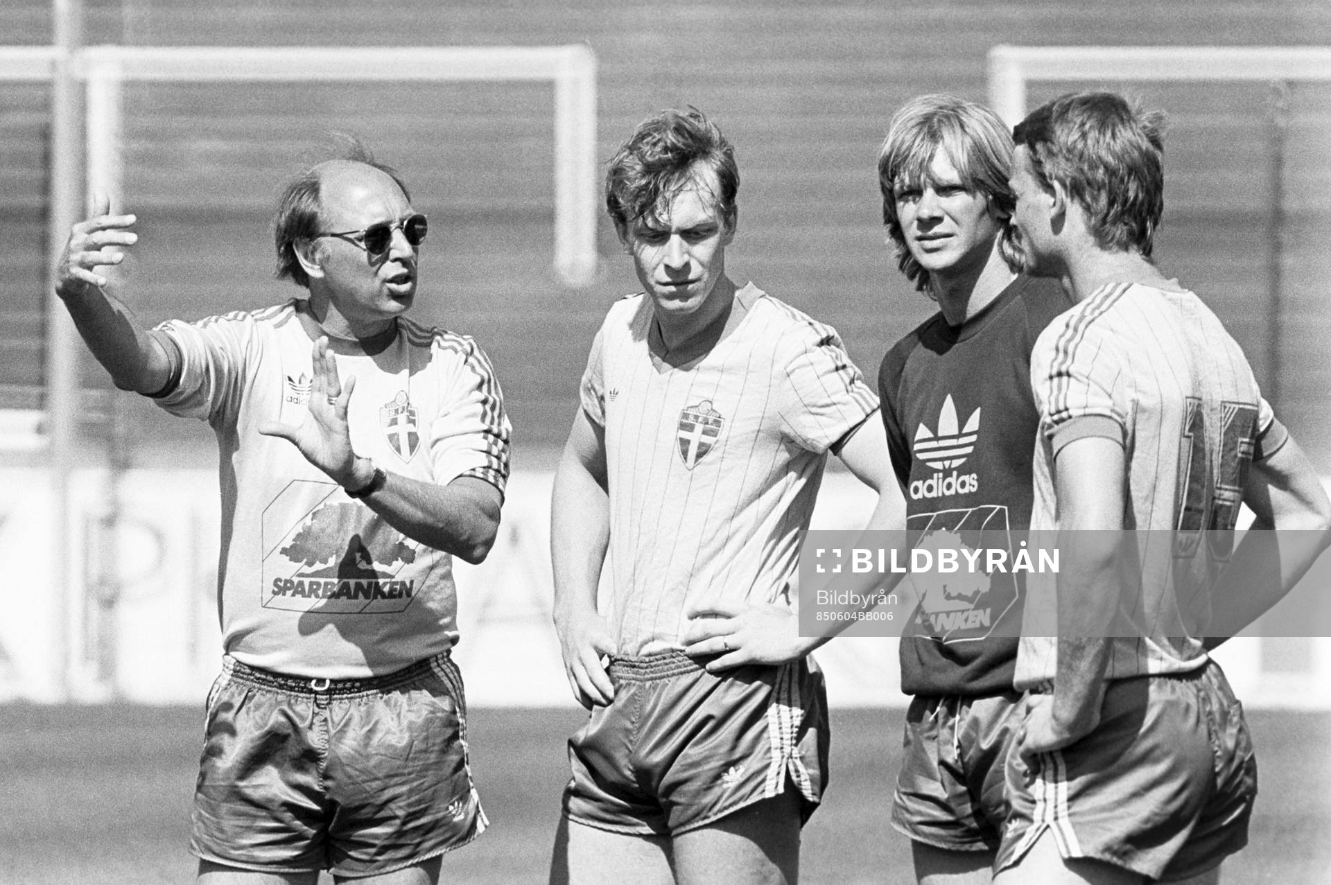 Lars Arnesson, förbundskapten instruerar Peter Truedsson,