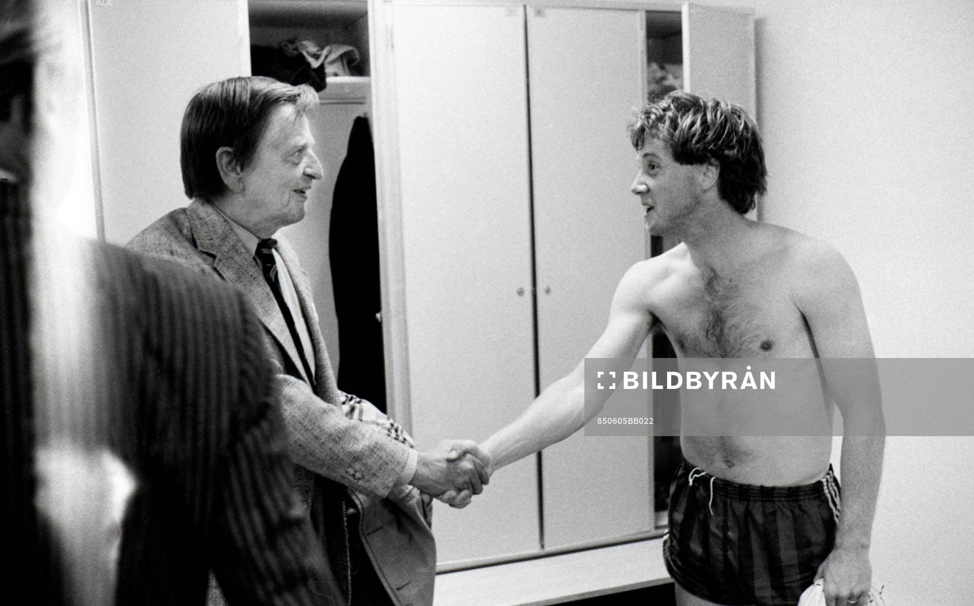 Olof Palme hälsar på Ingemar Erlandsson